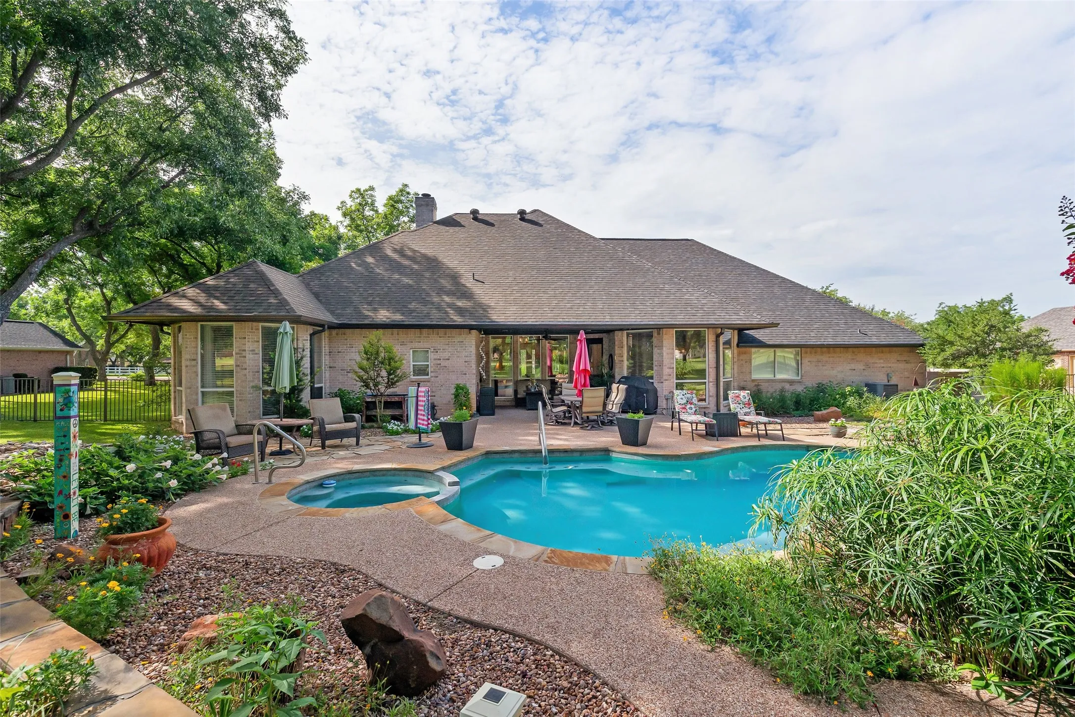 Single Family Residence For Sale in Hood County , 5612 Equestrian Court, Granbury, Texas 76049, 3 Bedroom, 3 Bathroom, 3 Garage spaces, 2,788 Sqft, built in 1998, mls#21319444, Real Estate Agent in Granbury, Homes For Sale in Hood county, Homes For Sale in Granbury, Realtor in Granbury Texas, Real Estate Brokerage Independent Realty Texas, Luminita Cordes Realtor