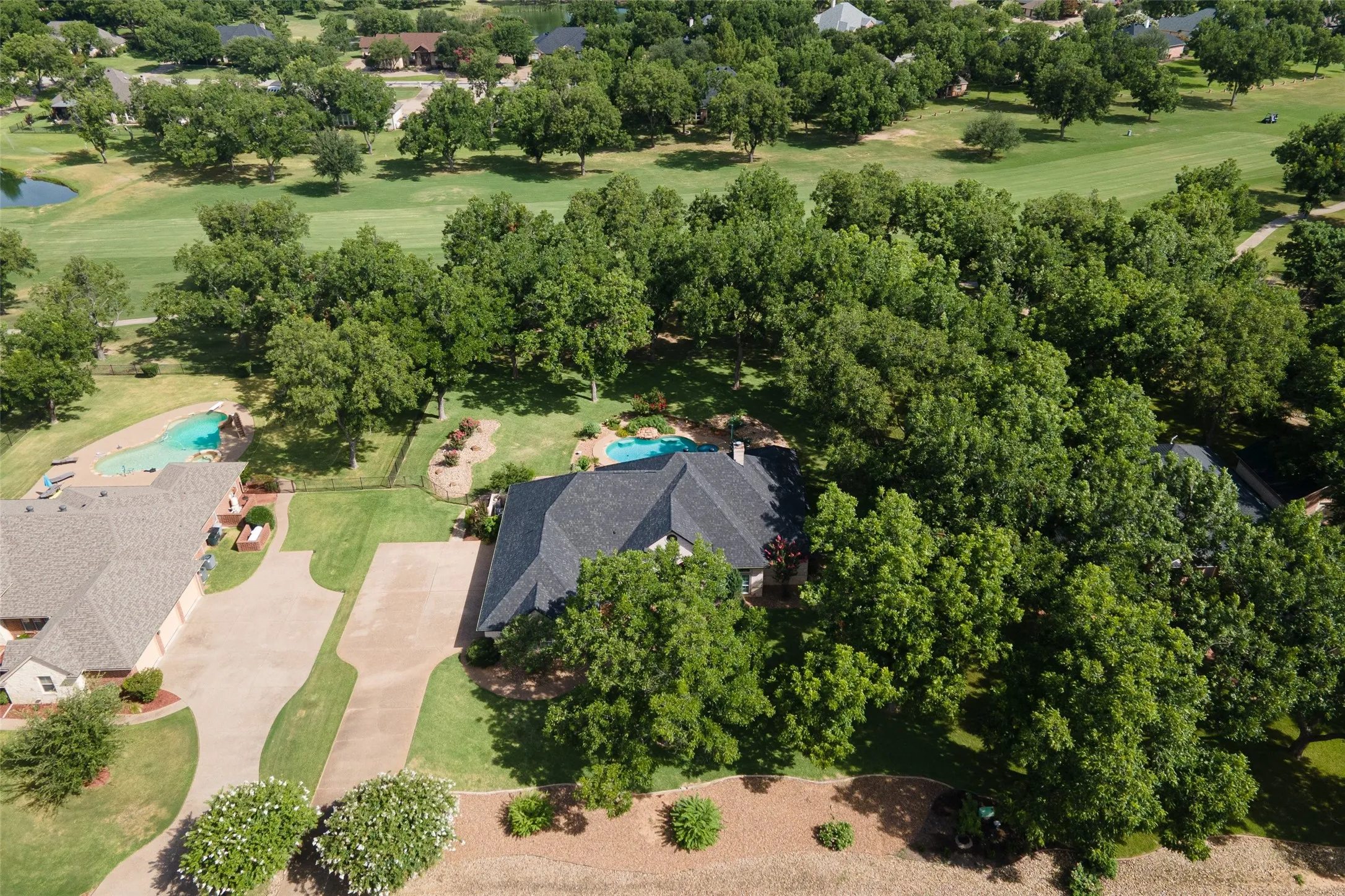 Single Family Residence For Sale in Hood County , 5612 Equestrian Court, Granbury, Texas 76049, 3 Bedroom, 3 Bathroom, 3 Garage spaces, 2,788 Sqft, built in 1998, mls#21319444, Real Estate Agent in Granbury, Homes For Sale in Hood county, Homes For Sale in Granbury, Realtor in Granbury Texas, Real Estate Brokerage Independent Realty Texas, Luminita Cordes Realtor