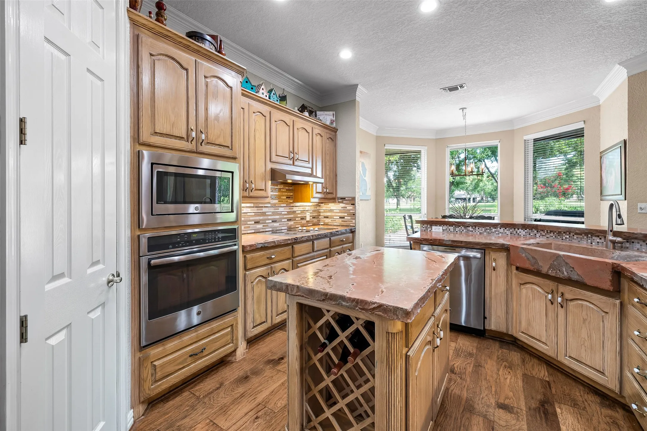 Single Family Residence For Sale in Hood County , 5612 Equestrian Court, Granbury, Texas 76049, 3 Bedroom, 3 Bathroom, 3 Garage spaces, 2,788 Sqft, built in 1998, mls#21319444, Real Estate Agent in Granbury, Homes For Sale in Hood county, Homes For Sale in Granbury, Realtor in Granbury Texas, Real Estate Brokerage Independent Realty Texas, Luminita Cordes Realtor
