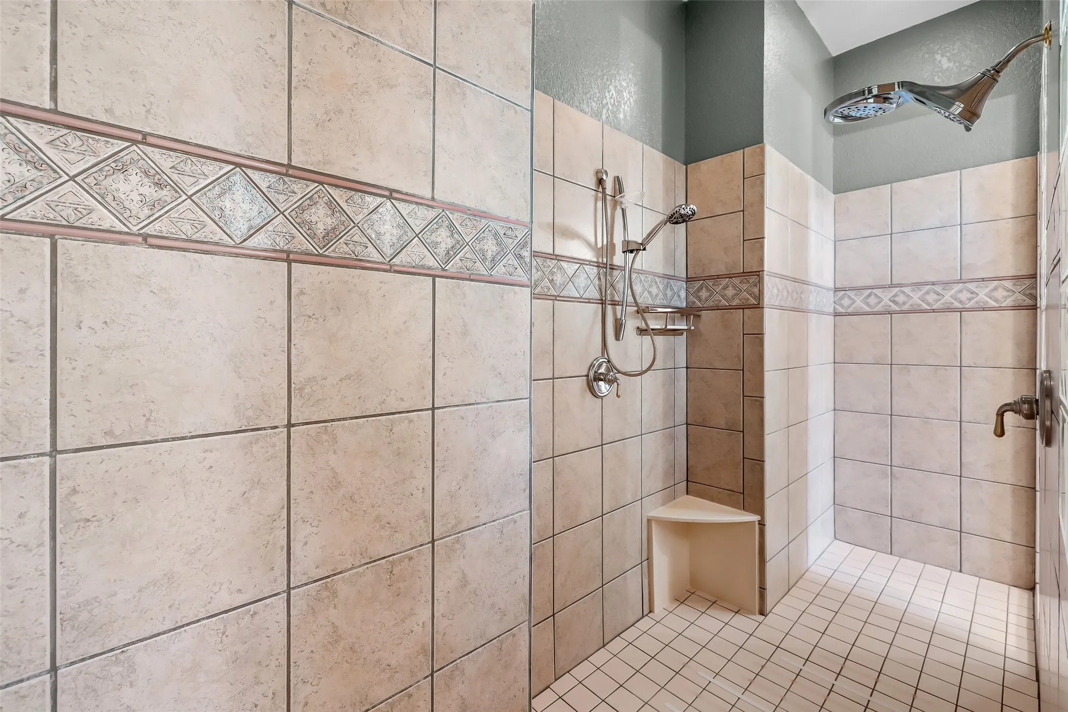 Single Family Residence For Sale in Hood County , 5612 Equestrian Court, Granbury, Texas 76049, 3 Bedroom, 3 Bathroom, 3 Garage spaces, 2,788 Sqft, built in 1998, mls#21319444, Real Estate Agent in Granbury, Homes For Sale in Hood county, Homes For Sale in Granbury, Realtor in Granbury Texas, Real Estate Brokerage Independent Realty Texas, Luminita Cordes Realtor