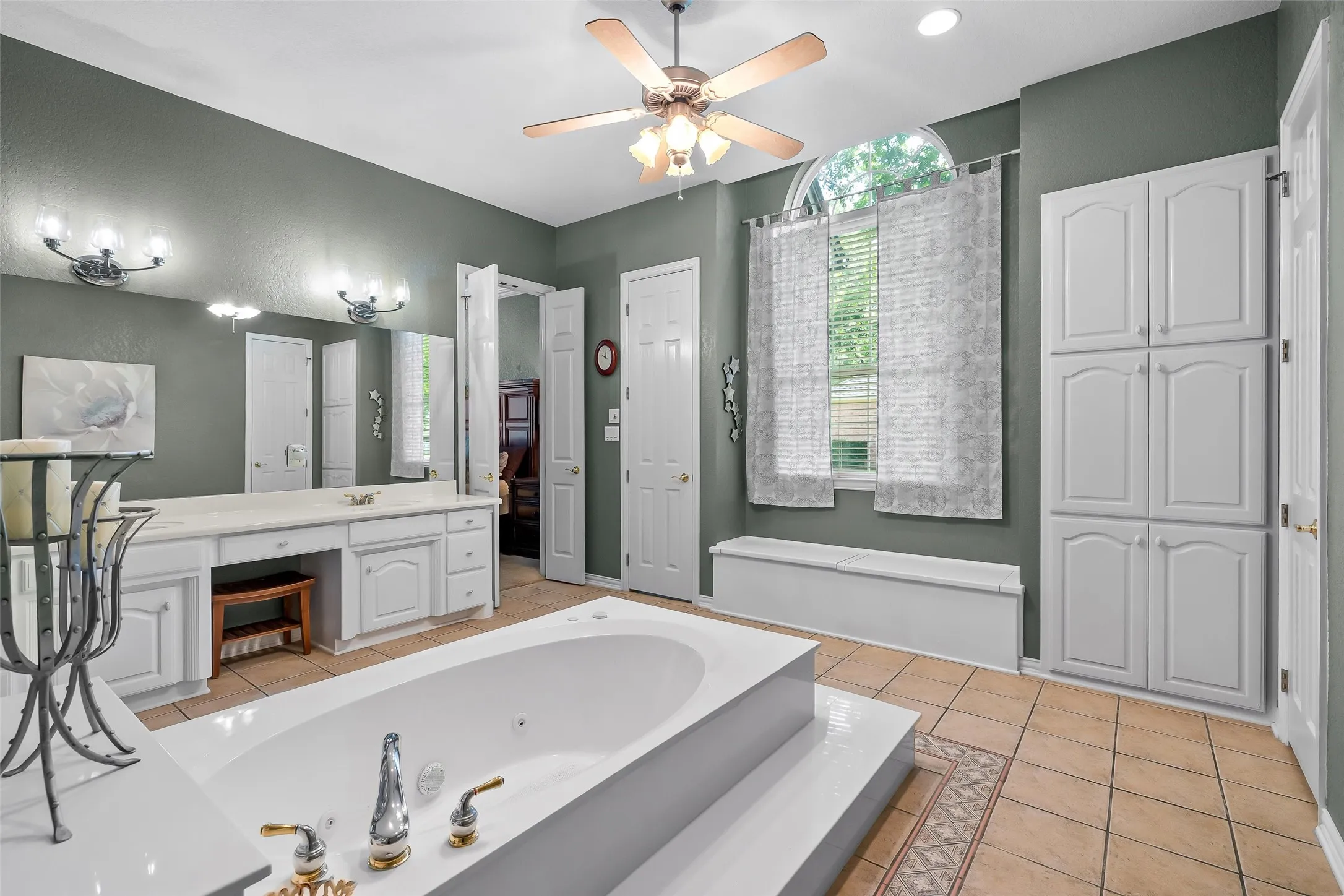 Single Family Residence For Sale in Hood County , 5612 Equestrian Court, Granbury, Texas 76049, 3 Bedroom, 3 Bathroom, 3 Garage spaces, 2,788 Sqft, built in 1998, mls#21319444, Real Estate Agent in Granbury, Homes For Sale in Hood county, Homes For Sale in Granbury, Realtor in Granbury Texas, Real Estate Brokerage Independent Realty Texas, Luminita Cordes Realtor