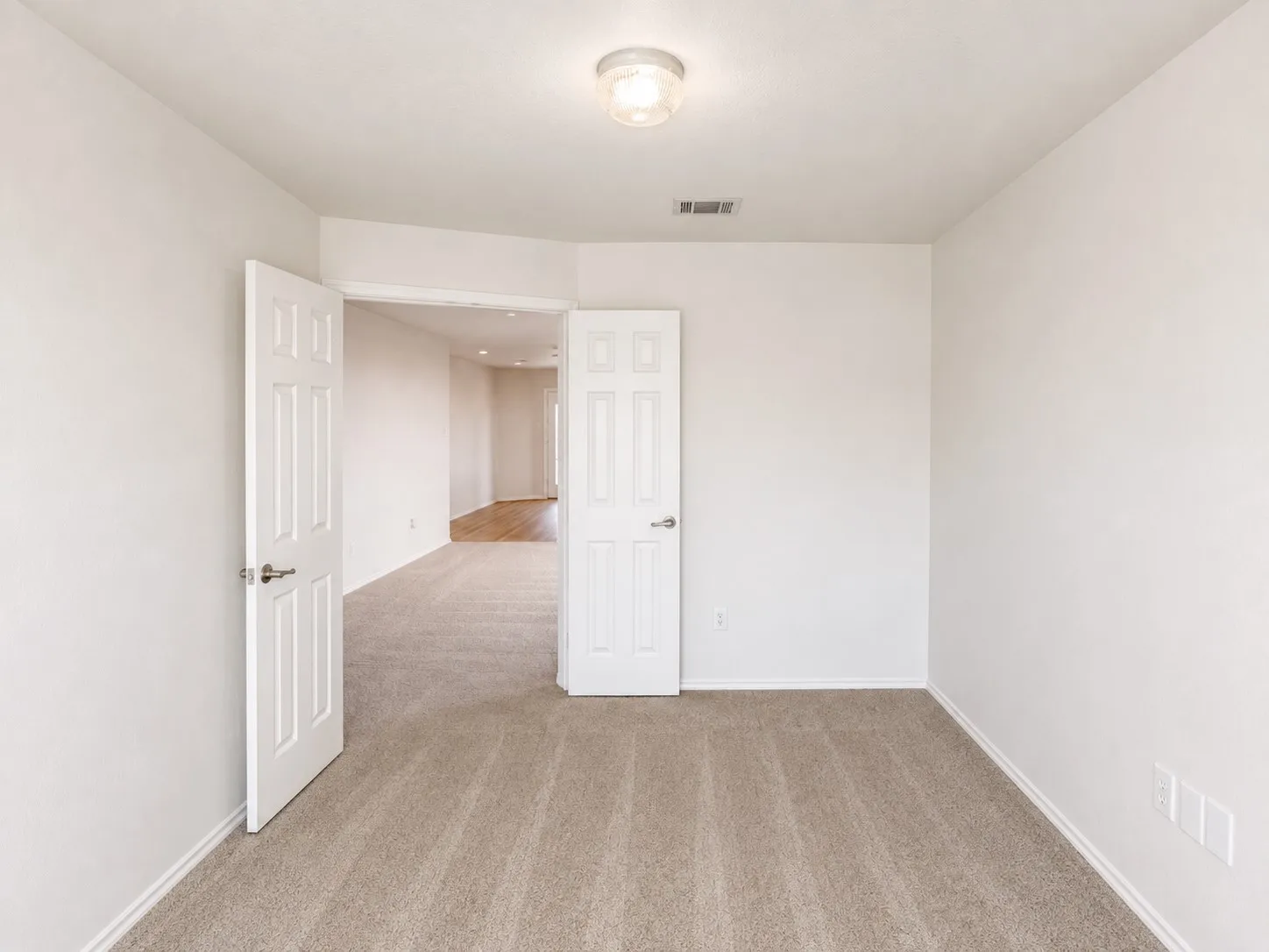 Single Family Residence For Sale in Denton County , 525 Del Mar Drive, Ponder, Texas 76259, 5 Bedroom, 5 Bathroom, 3 Garage spaces, 3,255 Sqft, built in 2006, mls#21321043, Real Estate Agent in Ponder, Homes For Sale in Denton county, Homes For Sale in Ponder, Realtor in Ponder Texas, Real Estate Brokerage Independent Realty Texas, Luminita Cordes Realtor