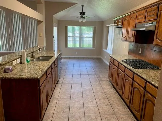 Kitchen & Breakfast Area