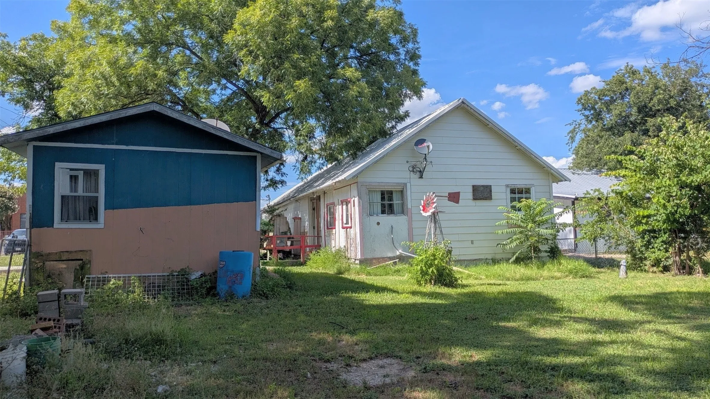 Single Family Residence For Sale in Comanche County , 102 E Oak Avenue, Comanche, Texas 76442, 2 Bedroom, 2 Bathroom, Garage spaces, 1,078 Sqft, built in 1930, mls#21320854, Real Estate Agent in Comanche, Homes For Sale in Comanche county, Homes For Sale in Comanche, Realtor in Comanche Texas, Real Estate Brokerage Independent Realty Texas, Luminita Cordes Realtor