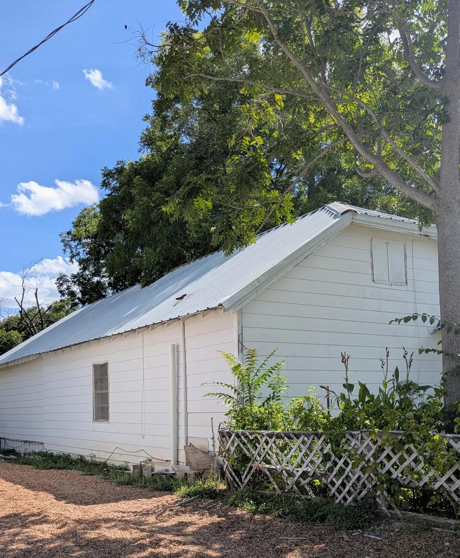 Single Family Residence For Sale in Comanche County , 102 E Oak Avenue, Comanche, Texas 76442, 2 Bedroom, 2 Bathroom, Garage spaces, 1,078 Sqft, built in 1930, mls#21320854, Real Estate Agent in Comanche, Homes For Sale in Comanche county, Homes For Sale in Comanche, Realtor in Comanche Texas, Real Estate Brokerage Independent Realty Texas, Luminita Cordes Realtor