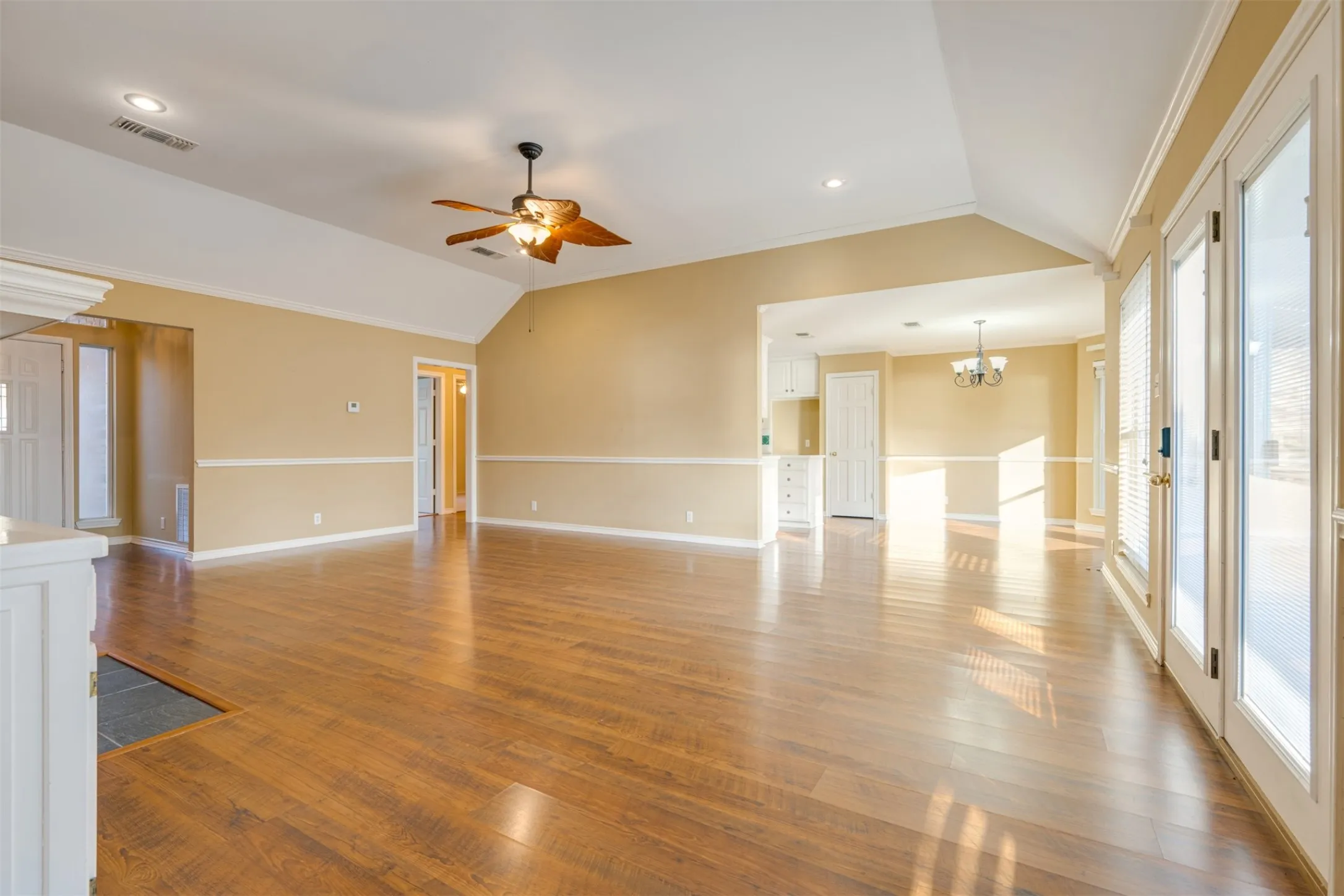 Single Family Residence For Sale in Smith County , 15815 Cedar Bay Drive, Bullard, Texas 75757, 3 Bedroom, 2 Bathroom, 2 Garage spaces, 1,663 Sqft, built in 1996, mls#21321223, Real Estate Agent in Bullard, Homes For Sale in Smith county, Homes For Sale in Bullard, Realtor in Bullard Texas, Real Estate Brokerage Independent Realty Texas, Luminita Cordes Realtor