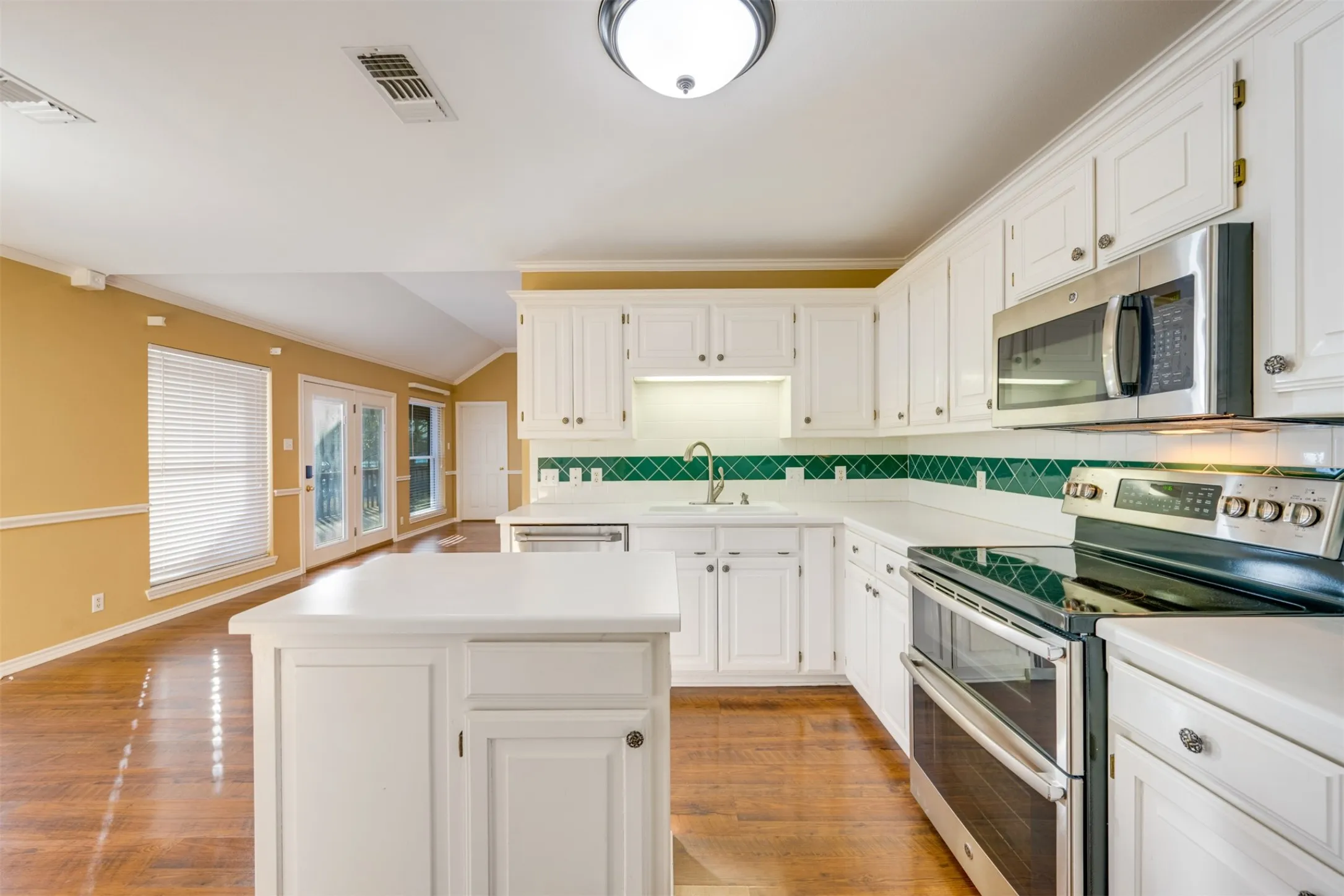 Single Family Residence For Sale in Smith County , 15815 Cedar Bay Drive, Bullard, Texas 75757, 3 Bedroom, 2 Bathroom, 2 Garage spaces, 1,663 Sqft, built in 1996, mls#21321223, Real Estate Agent in Bullard, Homes For Sale in Smith county, Homes For Sale in Bullard, Realtor in Bullard Texas, Real Estate Brokerage Independent Realty Texas, Luminita Cordes Realtor