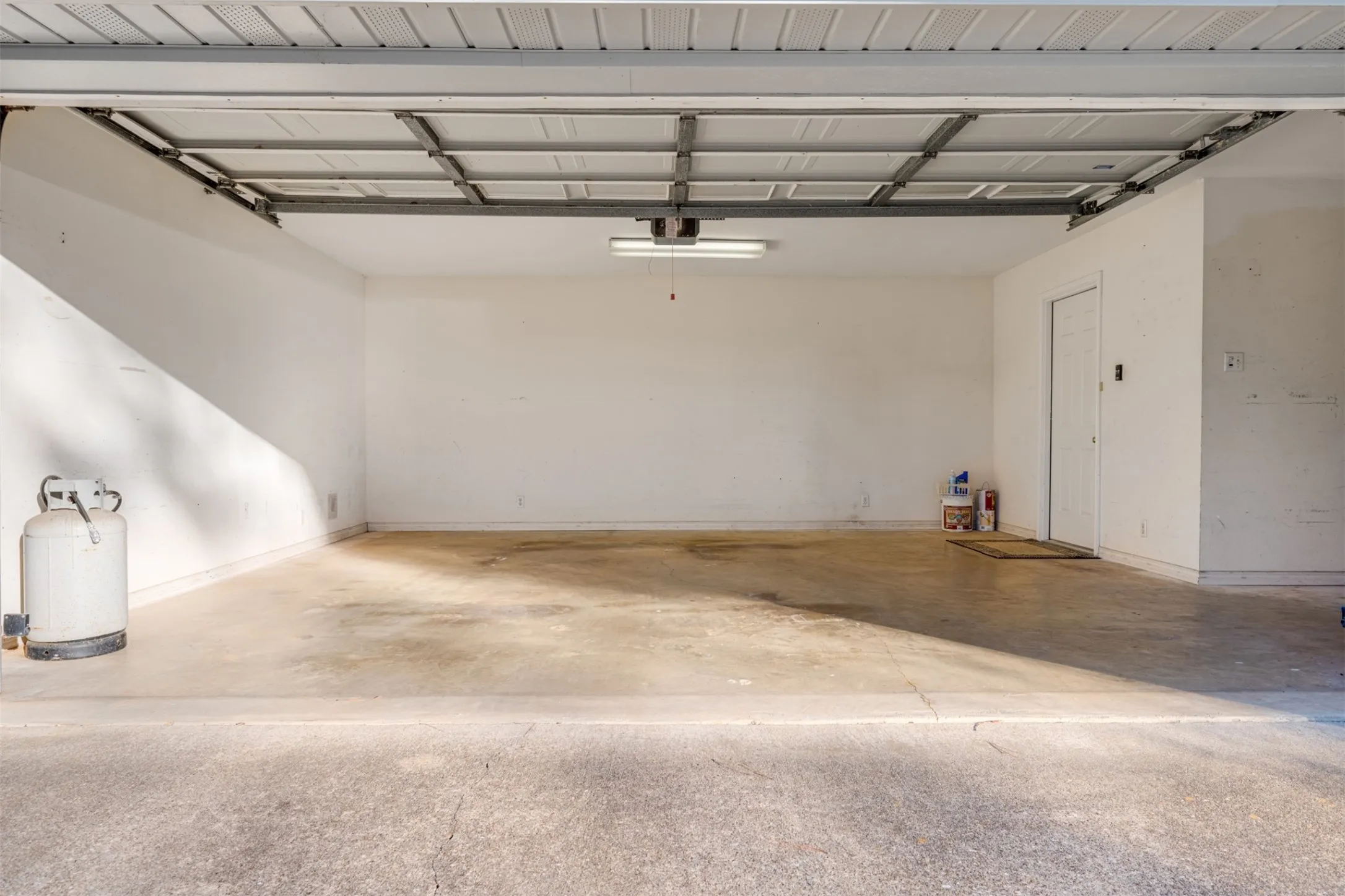 Single Family Residence For Sale in Smith County , 15815 Cedar Bay Drive, Bullard, Texas 75757, 3 Bedroom, 2 Bathroom, 2 Garage spaces, 1,663 Sqft, built in 1996, mls#21321223, Real Estate Agent in Bullard, Homes For Sale in Smith county, Homes For Sale in Bullard, Realtor in Bullard Texas, Real Estate Brokerage Independent Realty Texas, Luminita Cordes Realtor