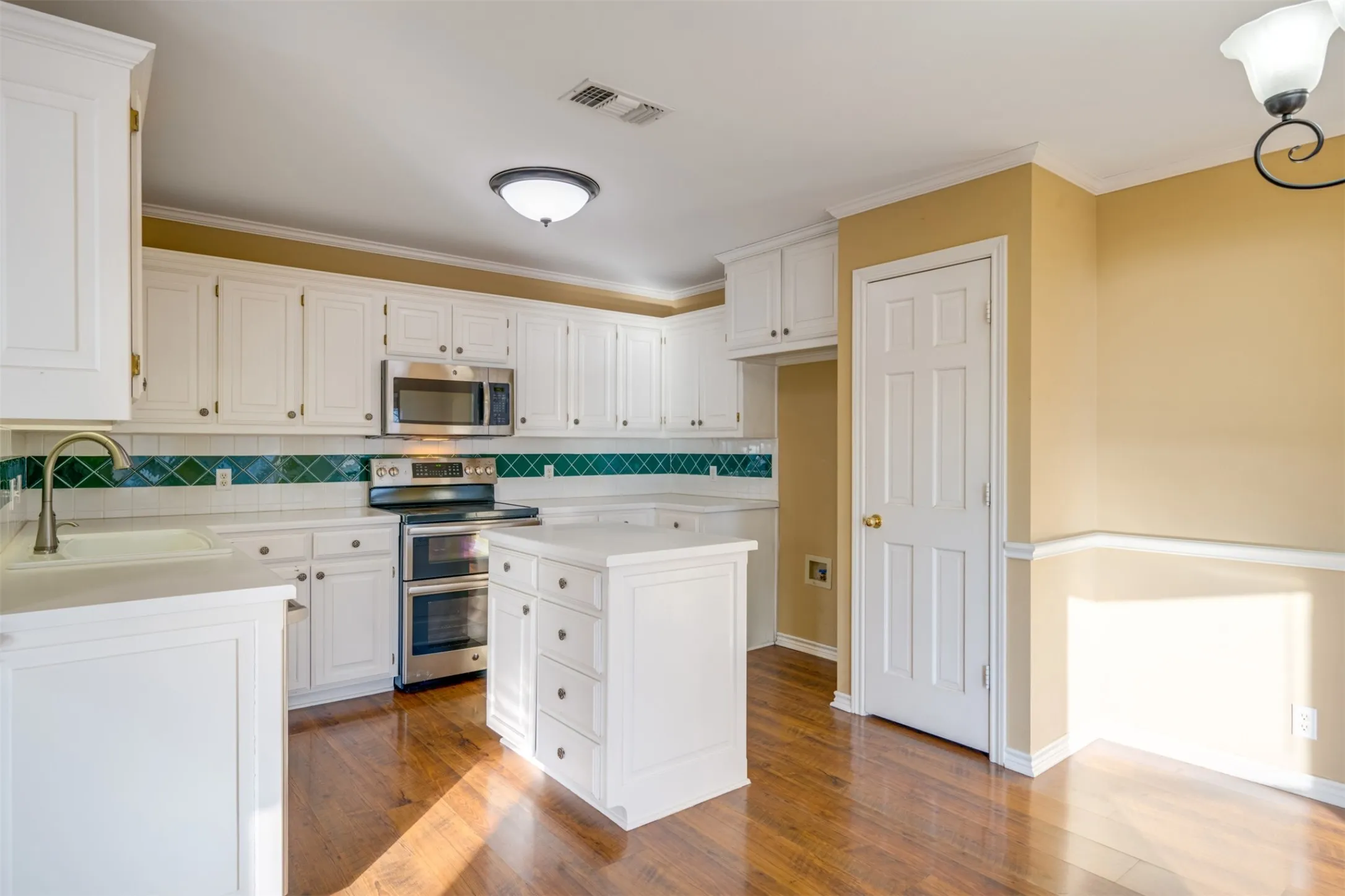 Single Family Residence For Sale in Smith County , 15815 Cedar Bay Drive, Bullard, Texas 75757, 3 Bedroom, 2 Bathroom, 2 Garage spaces, 1,663 Sqft, built in 1996, mls#21321223, Real Estate Agent in Bullard, Homes For Sale in Smith county, Homes For Sale in Bullard, Realtor in Bullard Texas, Real Estate Brokerage Independent Realty Texas, Luminita Cordes Realtor