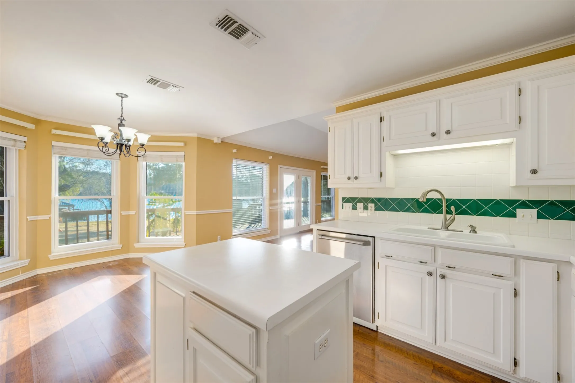 Single Family Residence For Sale in Smith County , 15815 Cedar Bay Drive, Bullard, Texas 75757, 3 Bedroom, 2 Bathroom, 2 Garage spaces, 1,663 Sqft, built in 1996, mls#21321223, Real Estate Agent in Bullard, Homes For Sale in Smith county, Homes For Sale in Bullard, Realtor in Bullard Texas, Real Estate Brokerage Independent Realty Texas, Luminita Cordes Realtor
