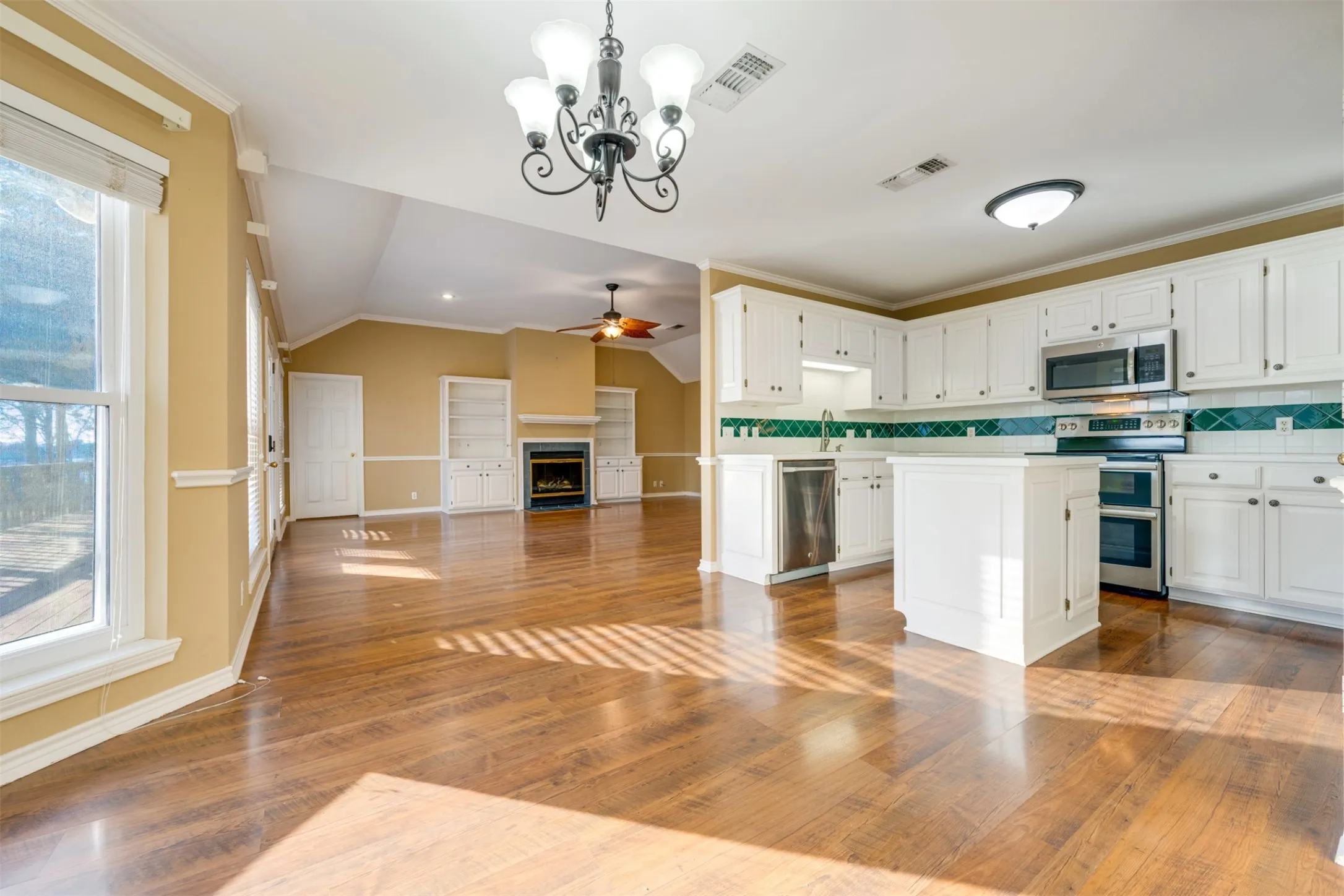 Single Family Residence For Sale in Smith County , 15815 Cedar Bay Drive, Bullard, Texas 75757, 3 Bedroom, 2 Bathroom, 2 Garage spaces, 1,663 Sqft, built in 1996, mls#21321223, Real Estate Agent in Bullard, Homes For Sale in Smith county, Homes For Sale in Bullard, Realtor in Bullard Texas, Real Estate Brokerage Independent Realty Texas, Luminita Cordes Realtor