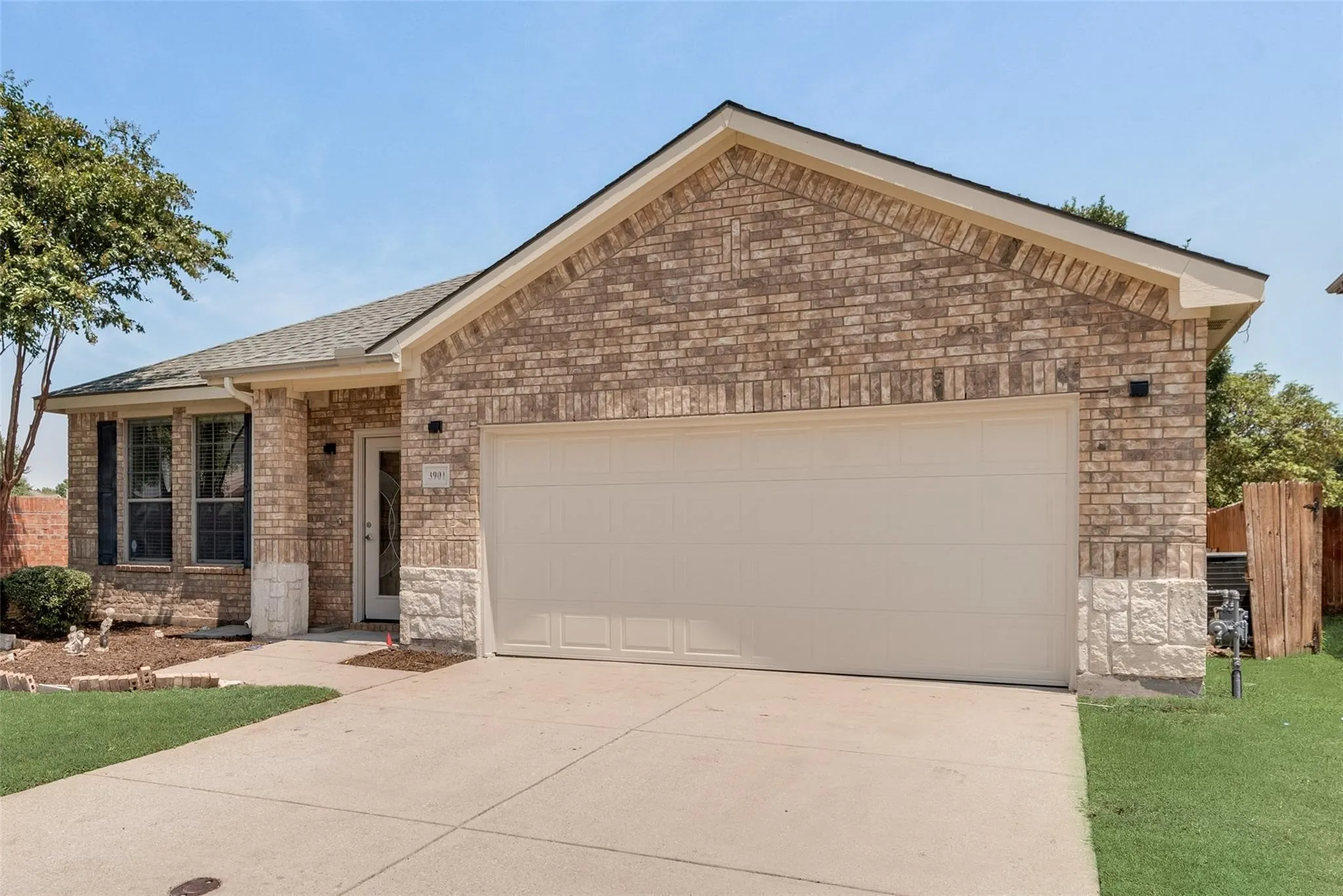 Single Family Residence For Sale in Collin County , 3901 Pitchstone Drive, Mc Kinney, Texas 75070, 4 Bedroom, 2 Bathroom, 2 Garage spaces, 2,098 Sqft, built in 2006, mls#21317123, Real Estate Agent in Mc Kinney, Homes For Sale in Collin county, Homes For Sale in Mc Kinney, Realtor in Mc Kinney Texas, Real Estate Brokerage Independent Realty Texas, Luminita Cordes Realtor