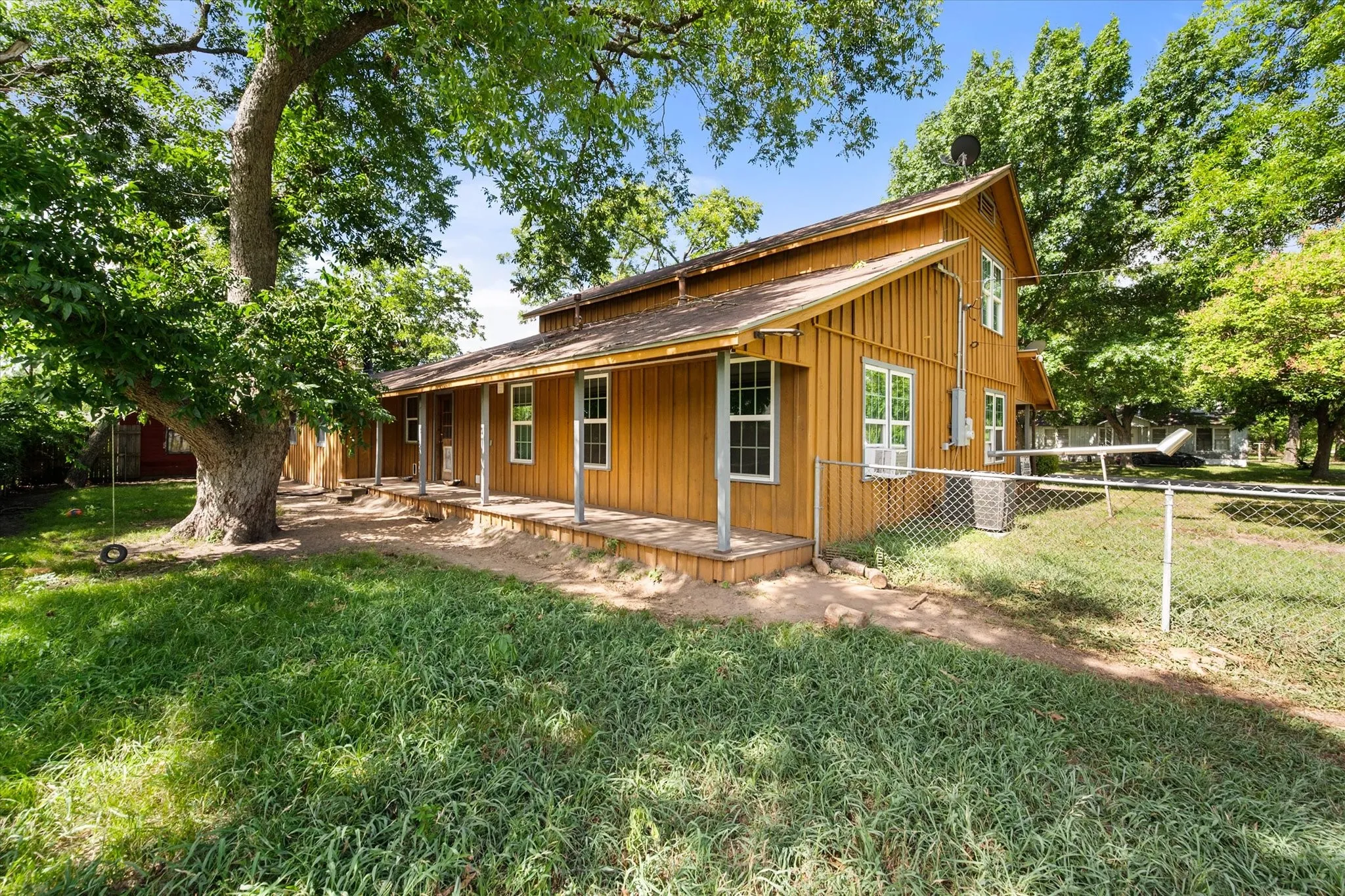 Single Family Residence For Sale in Navarro County , 101 S Wright Avenue, Kerens, Texas 75144, 3 Bedroom, 3 Bathroom, Garage spaces, 2,440 Sqft, built in 1986, mls#21318558, Real Estate Agent in Kerens, Homes For Sale in Navarro county, Homes For Sale in Kerens, Realtor in Kerens Texas, Real Estate Brokerage Independent Realty Texas, Luminita Cordes Realtor