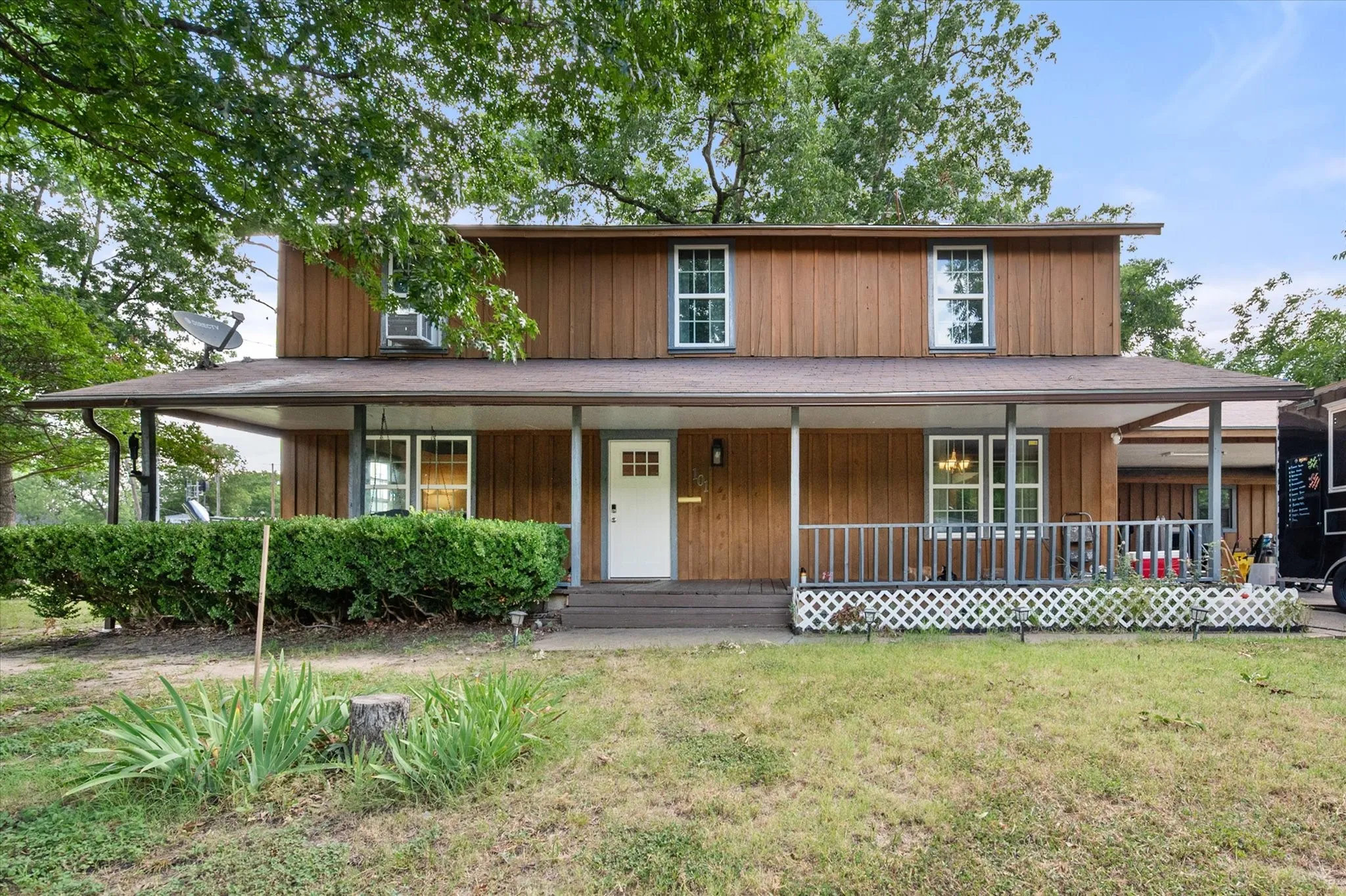Single Family Residence For Sale in Navarro County , 101 S Wright Avenue, Kerens, Texas 75144, 3 Bedroom, 3 Bathroom, Garage spaces, 2,440 Sqft, built in 1986, mls#21318558, Real Estate Agent in Kerens, Homes For Sale in Navarro county, Homes For Sale in Kerens, Realtor in Kerens Texas, Real Estate Brokerage Independent Realty Texas, Luminita Cordes Realtor