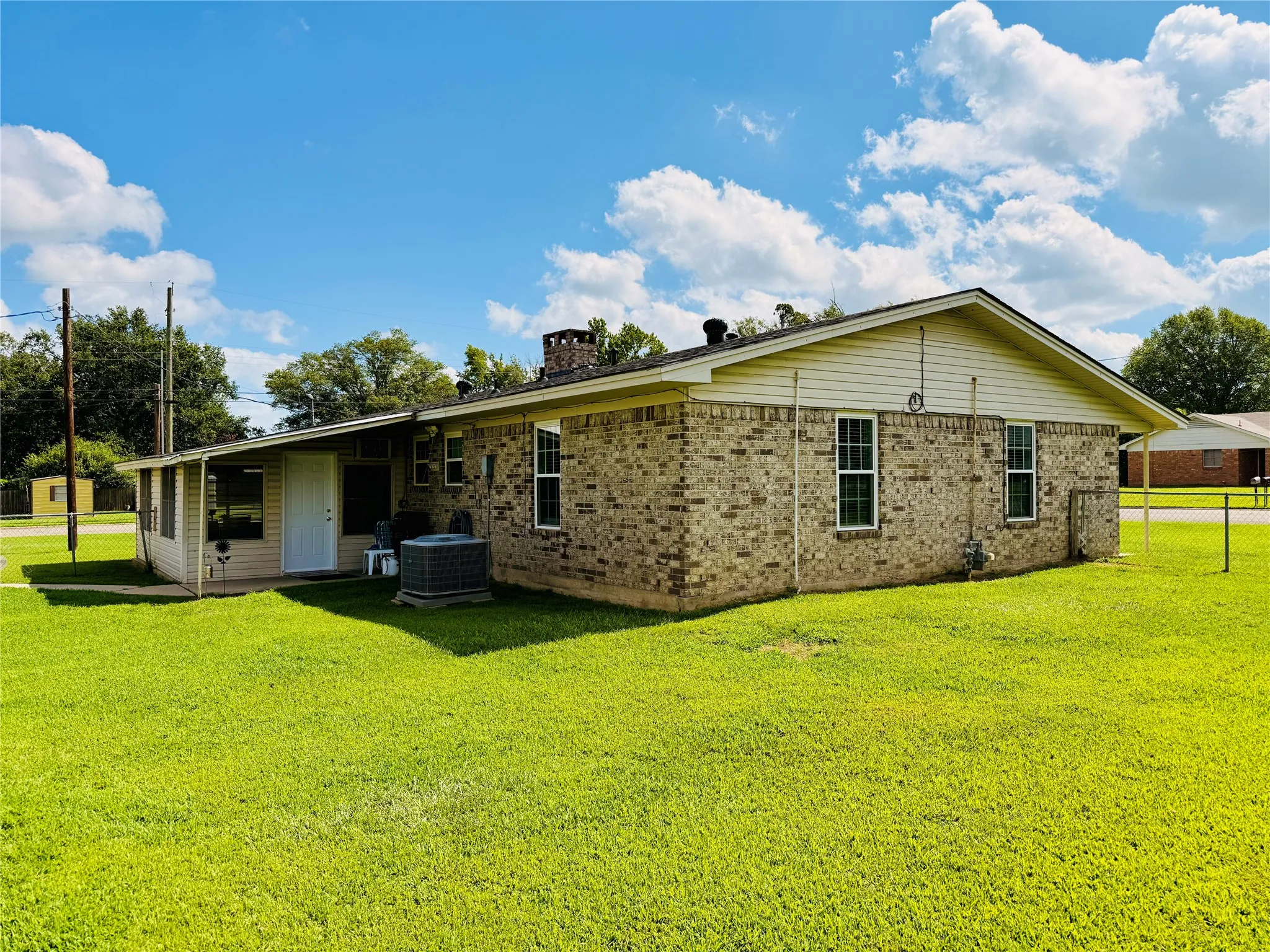 Single Family Residence For Sale in Franklin (TX) County , 100 Vatra Street, Mount Vernon, Texas 75457, 3 Bedroom, 2 Bathroom, Garage spaces, 1,600 Sqft, built in 1990, mls#21298258, Real Estate Agent in Mount Vernon, Homes For Sale in Franklin (TX) county, Homes For Sale in Mount Vernon, Realtor in Mount Vernon Texas, Real Estate Brokerage Independent Realty Texas, Luminita Cordes Realtor