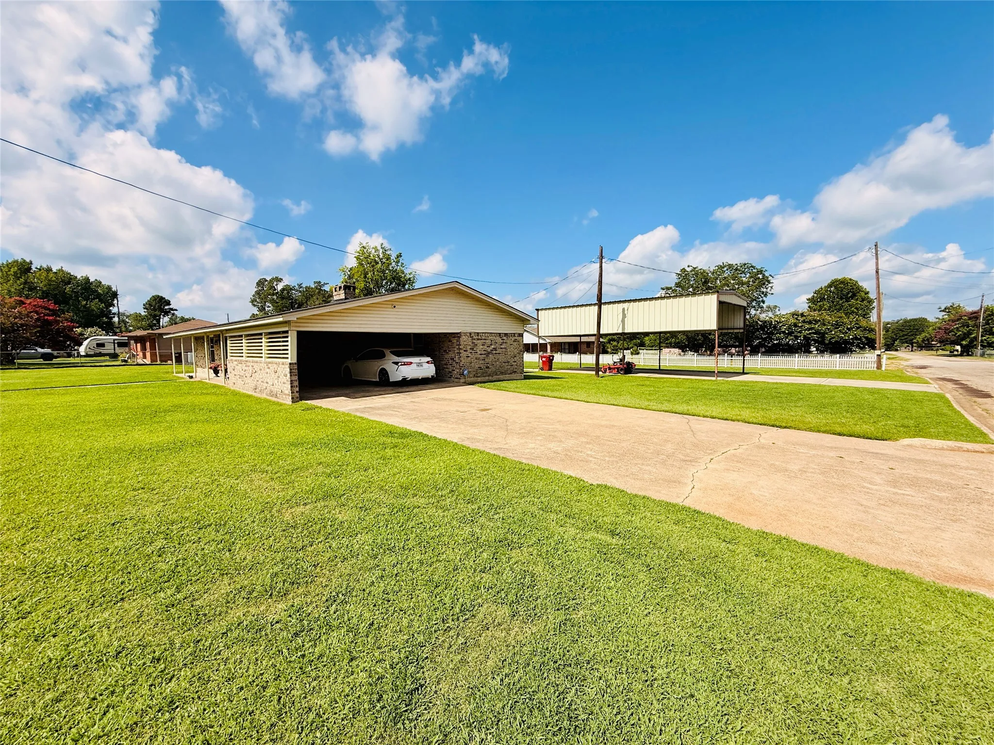 Single Family Residence For Sale in Franklin (TX) County , 100 Vatra Street, Mount Vernon, Texas 75457, 3 Bedroom, 2 Bathroom, Garage spaces, 1,600 Sqft, built in 1990, mls#21298258, Real Estate Agent in Mount Vernon, Homes For Sale in Franklin (TX) county, Homes For Sale in Mount Vernon, Realtor in Mount Vernon Texas, Real Estate Brokerage Independent Realty Texas, Luminita Cordes Realtor