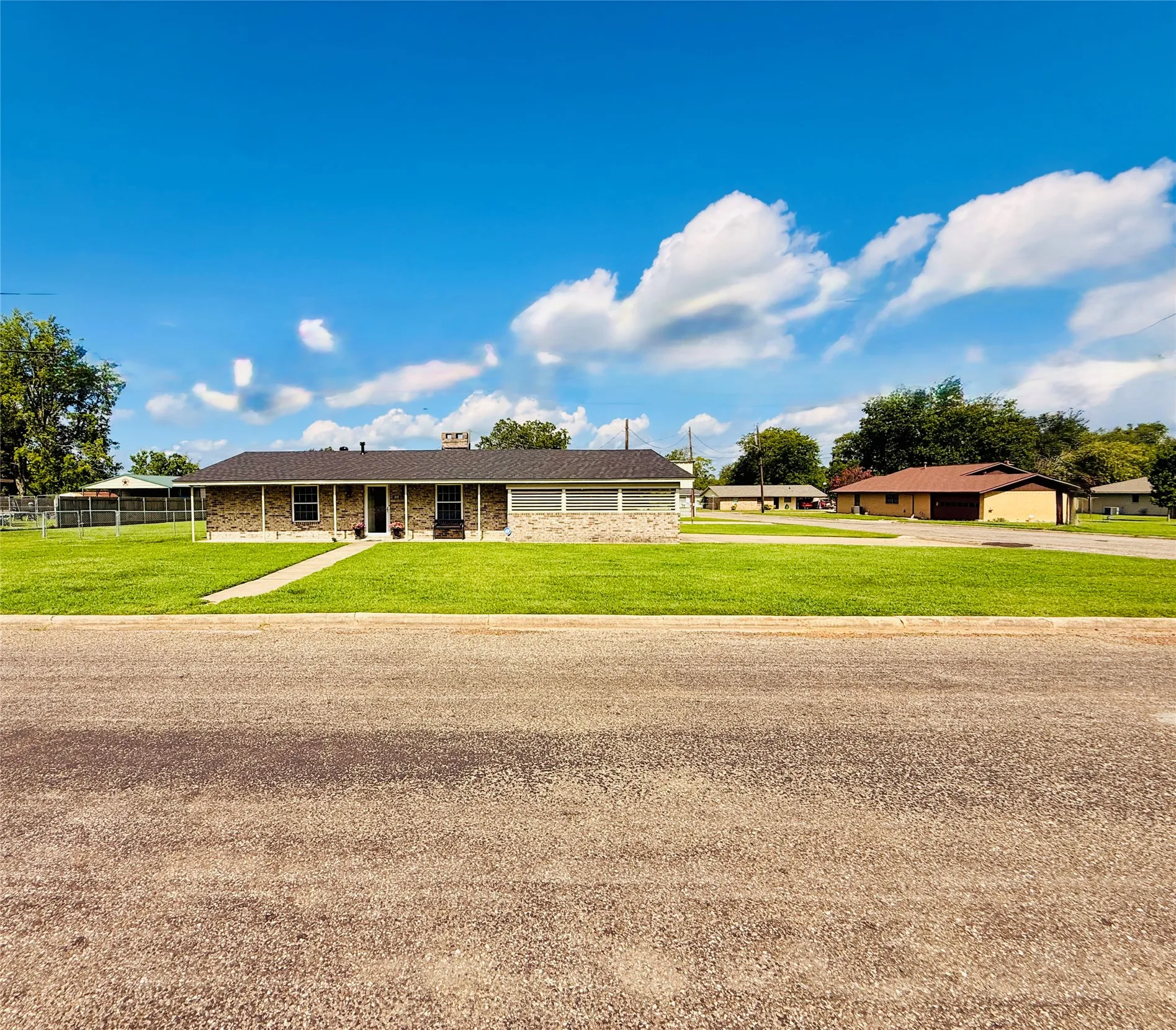 Single Family Residence For Sale in Franklin (TX) County , 100 Vatra Street, Mount Vernon, Texas 75457, 3 Bedroom, 2 Bathroom, Garage spaces, 1,600 Sqft, built in 1990, mls#21298258, Real Estate Agent in Mount Vernon, Homes For Sale in Franklin (TX) county, Homes For Sale in Mount Vernon, Realtor in Mount Vernon Texas, Real Estate Brokerage Independent Realty Texas, Luminita Cordes Realtor