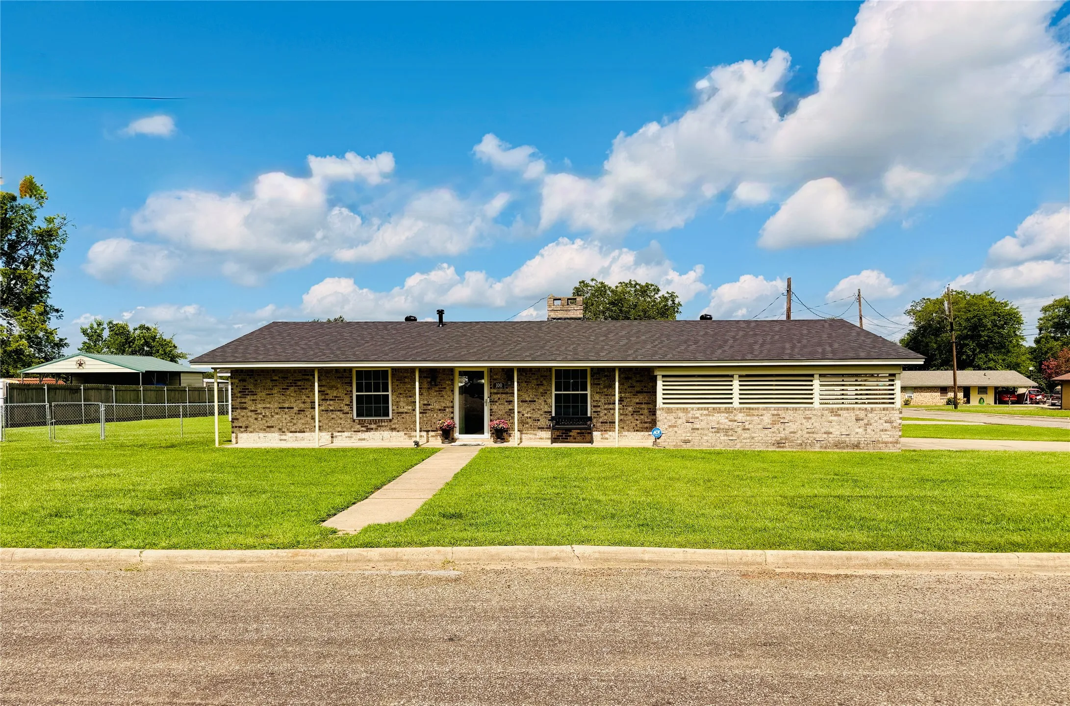Single Family Residence For Sale in Franklin (TX) County , 100 Vatra Street, Mount Vernon, Texas 75457, 3 Bedroom, 2 Bathroom, Garage spaces, 1,600 Sqft, built in 1990, mls#21298258, Real Estate Agent in Mount Vernon, Homes For Sale in Franklin (TX) county, Homes For Sale in Mount Vernon, Realtor in Mount Vernon Texas, Real Estate Brokerage Independent Realty Texas, Luminita Cordes Realtor