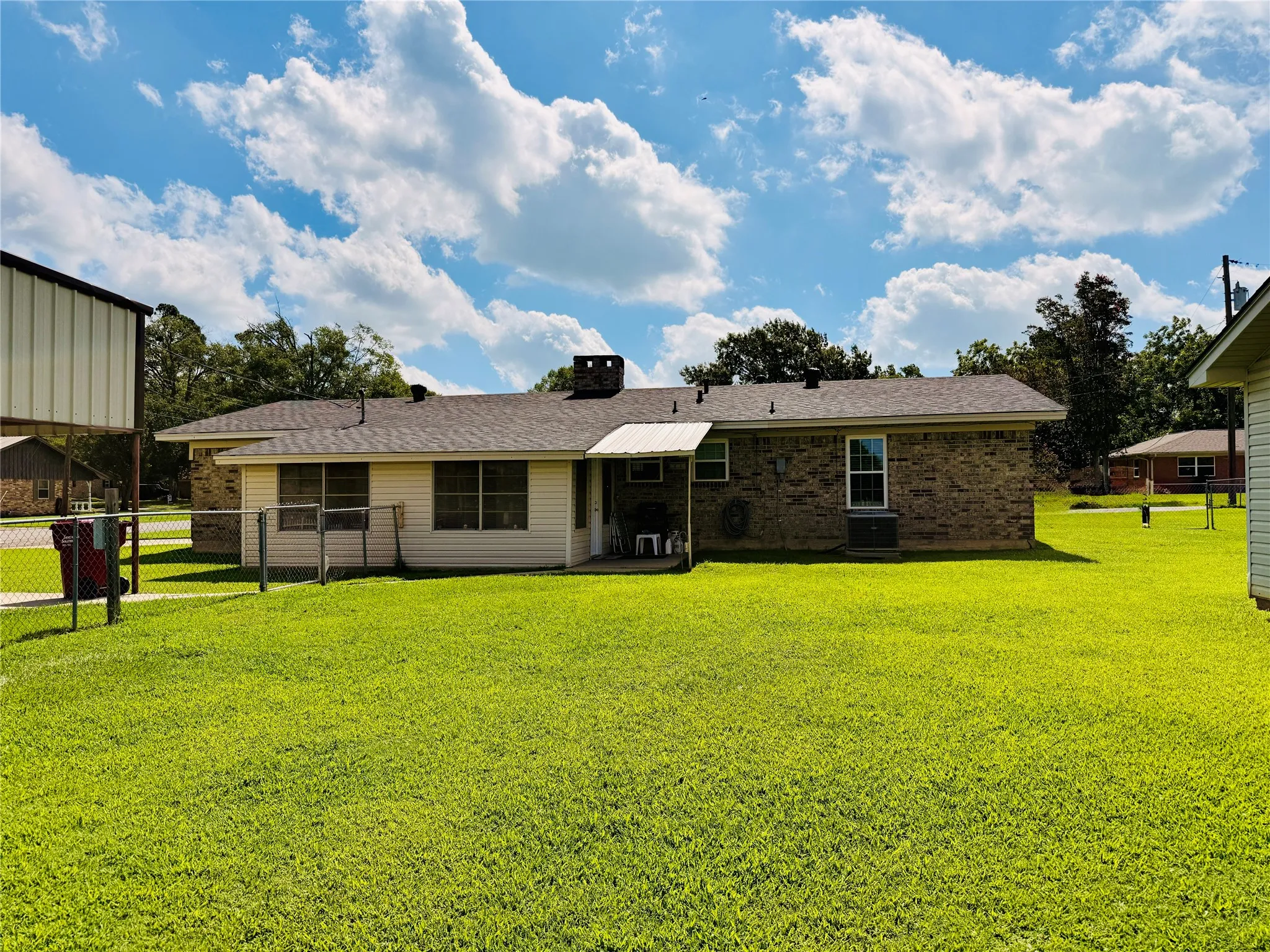 Single Family Residence For Sale in Franklin (TX) County , 100 Vatra Street, Mount Vernon, Texas 75457, 3 Bedroom, 2 Bathroom, Garage spaces, 1,600 Sqft, built in 1990, mls#21298258, Real Estate Agent in Mount Vernon, Homes For Sale in Franklin (TX) county, Homes For Sale in Mount Vernon, Realtor in Mount Vernon Texas, Real Estate Brokerage Independent Realty Texas, Luminita Cordes Realtor