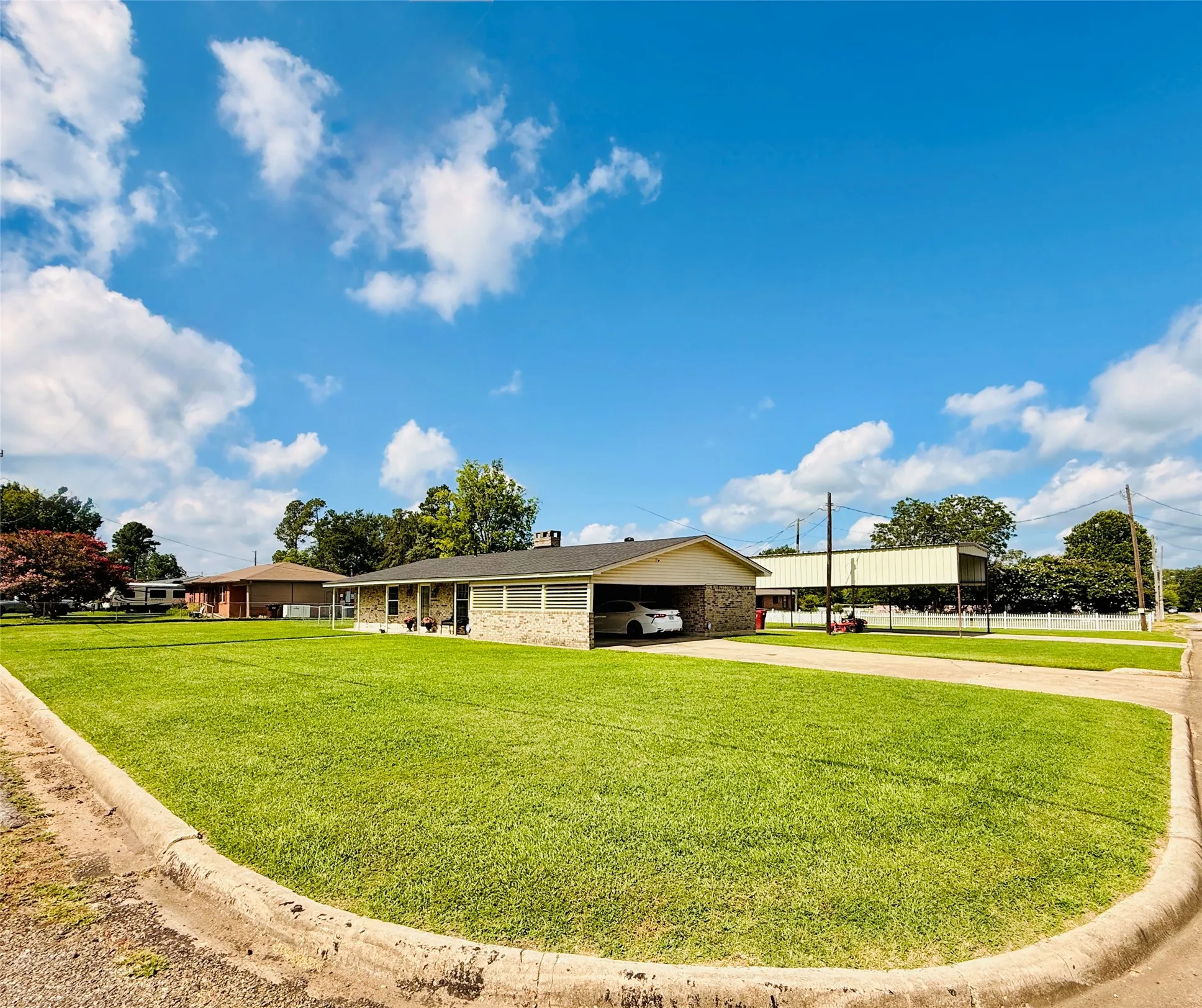 Single Family Residence For Sale in Franklin (TX) County , 100 Vatra Street, Mount Vernon, Texas 75457, 3 Bedroom, 2 Bathroom, Garage spaces, 1,600 Sqft, built in 1990, mls#21298258, Real Estate Agent in Mount Vernon, Homes For Sale in Franklin (TX) county, Homes For Sale in Mount Vernon, Realtor in Mount Vernon Texas, Real Estate Brokerage Independent Realty Texas, Luminita Cordes Realtor