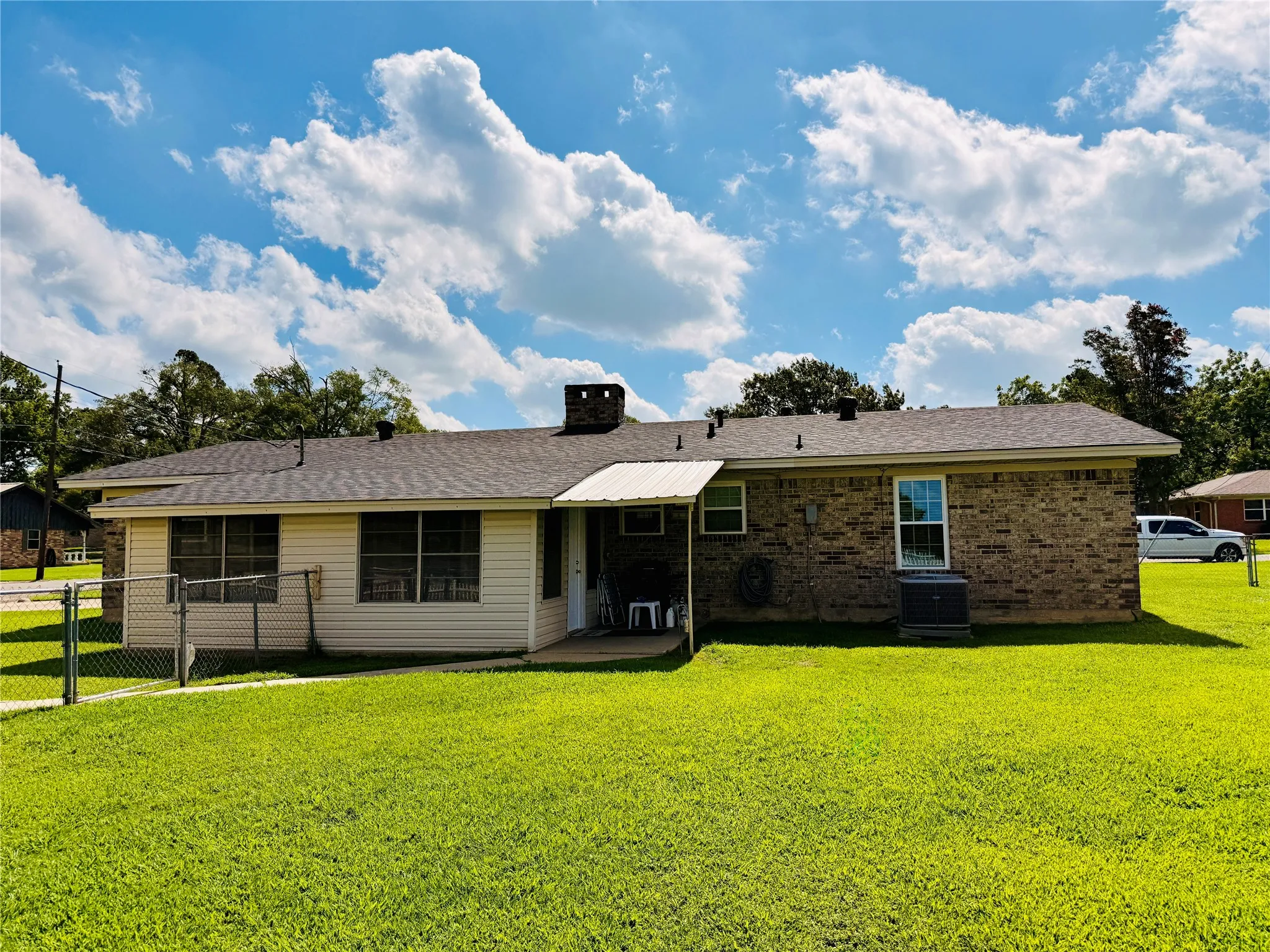 Single Family Residence For Sale in Franklin (TX) County , 100 Vatra Street, Mount Vernon, Texas 75457, 3 Bedroom, 2 Bathroom, Garage spaces, 1,600 Sqft, built in 1990, mls#21298258, Real Estate Agent in Mount Vernon, Homes For Sale in Franklin (TX) county, Homes For Sale in Mount Vernon, Realtor in Mount Vernon Texas, Real Estate Brokerage Independent Realty Texas, Luminita Cordes Realtor