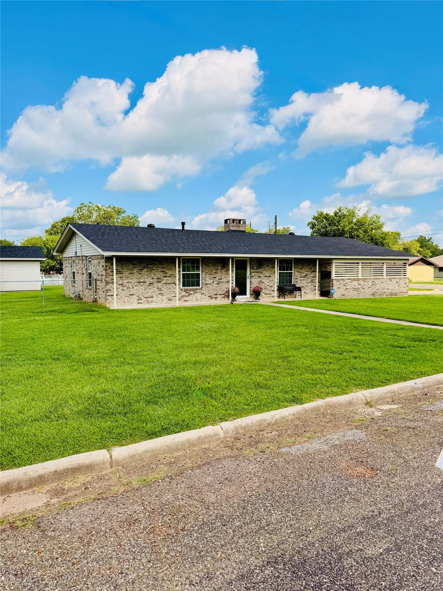 Single Family Residence For Sale in Franklin (TX) County , 100 Vatra Street, Mount Vernon, Texas 75457, 3 Bedroom, 2 Bathroom, Garage spaces, 1,600 Sqft, built in 1990, mls#21298258, Real Estate Agent in Mount Vernon, Homes For Sale in Franklin (TX) county, Homes For Sale in Mount Vernon, Realtor in Mount Vernon Texas, Real Estate Brokerage Independent Realty Texas, Luminita Cordes Realtor