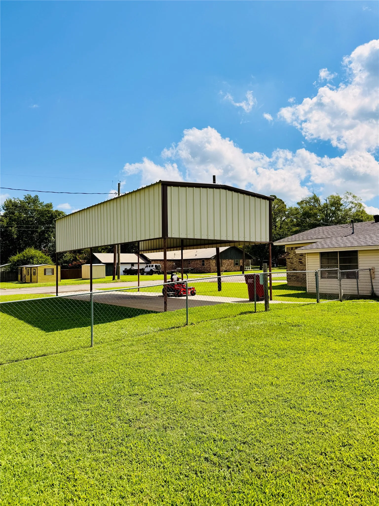 Single Family Residence For Sale in Franklin (TX) County , 100 Vatra Street, Mount Vernon, Texas 75457, 3 Bedroom, 2 Bathroom, Garage spaces, 1,600 Sqft, built in 1990, mls#21298258, Real Estate Agent in Mount Vernon, Homes For Sale in Franklin (TX) county, Homes For Sale in Mount Vernon, Realtor in Mount Vernon Texas, Real Estate Brokerage Independent Realty Texas, Luminita Cordes Realtor