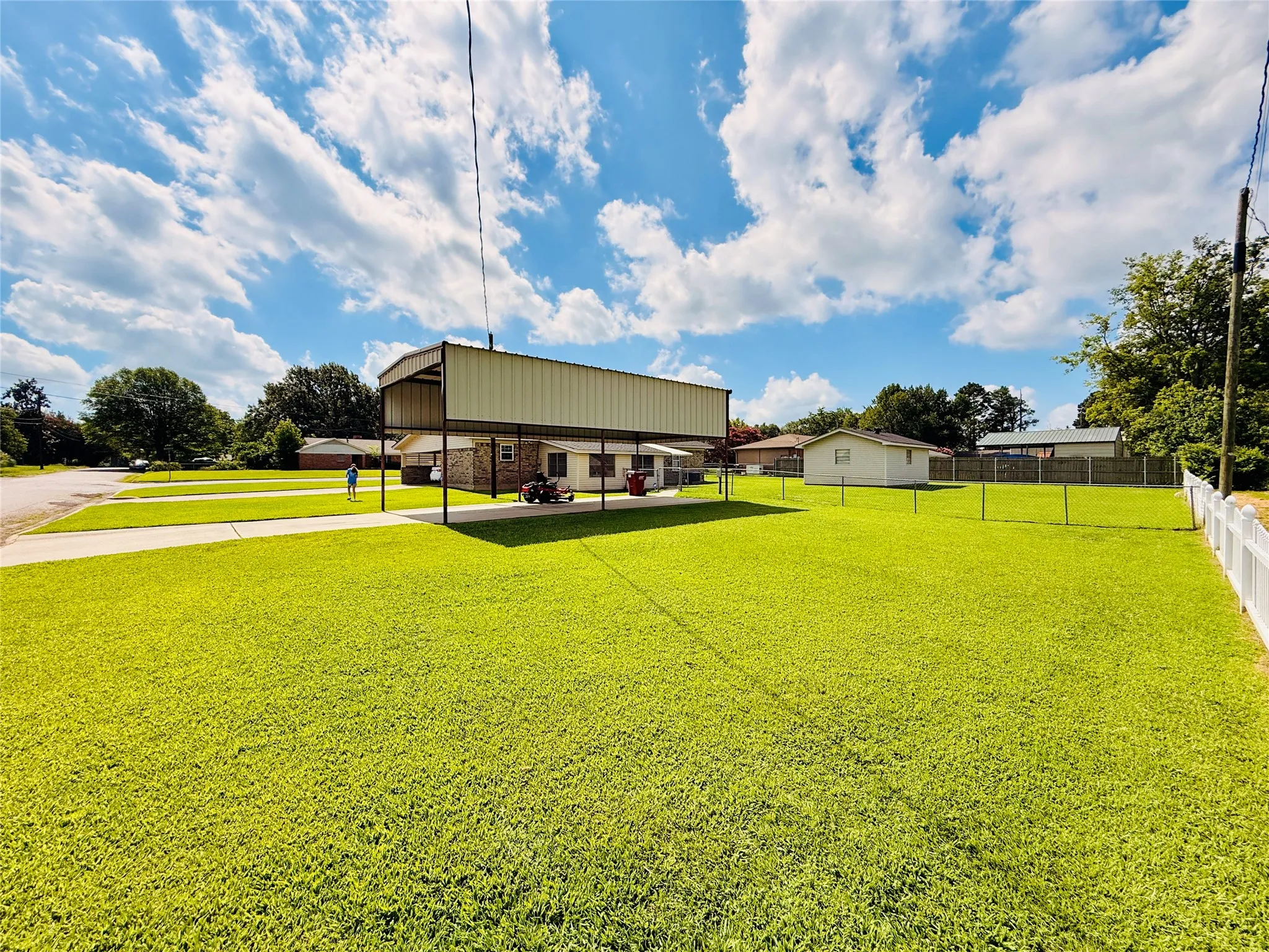 Single Family Residence For Sale in Franklin (TX) County , 100 Vatra Street, Mount Vernon, Texas 75457, 3 Bedroom, 2 Bathroom, Garage spaces, 1,600 Sqft, built in 1990, mls#21298258, Real Estate Agent in Mount Vernon, Homes For Sale in Franklin (TX) county, Homes For Sale in Mount Vernon, Realtor in Mount Vernon Texas, Real Estate Brokerage Independent Realty Texas, Luminita Cordes Realtor
