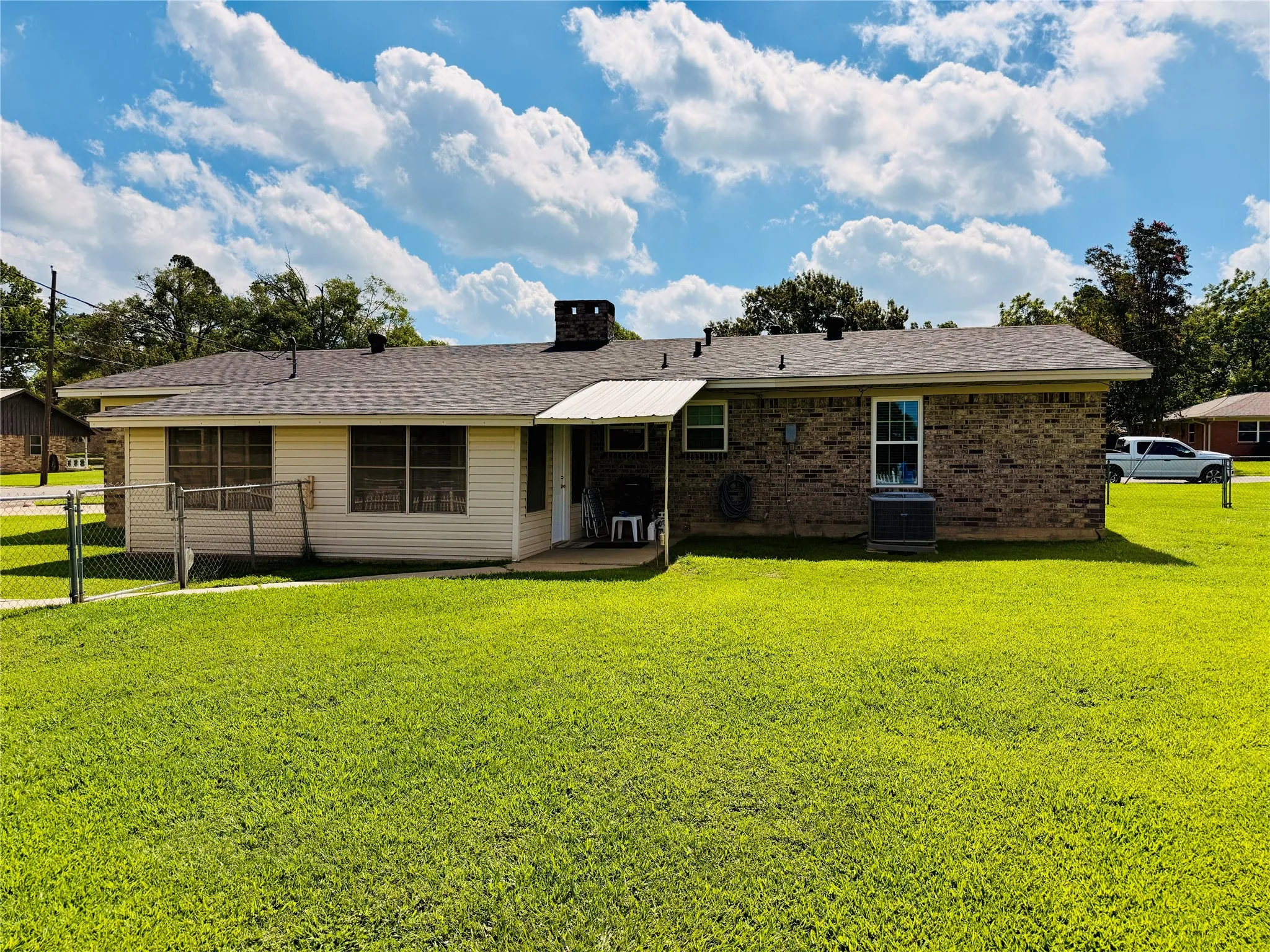 Single Family Residence For Sale in Franklin (TX) County , 100 Vatra Street, Mount Vernon, Texas 75457, 3 Bedroom, 2 Bathroom, Garage spaces, 1,600 Sqft, built in 1990, mls#21298258, Real Estate Agent in Mount Vernon, Homes For Sale in Franklin (TX) county, Homes For Sale in Mount Vernon, Realtor in Mount Vernon Texas, Real Estate Brokerage Independent Realty Texas, Luminita Cordes Realtor