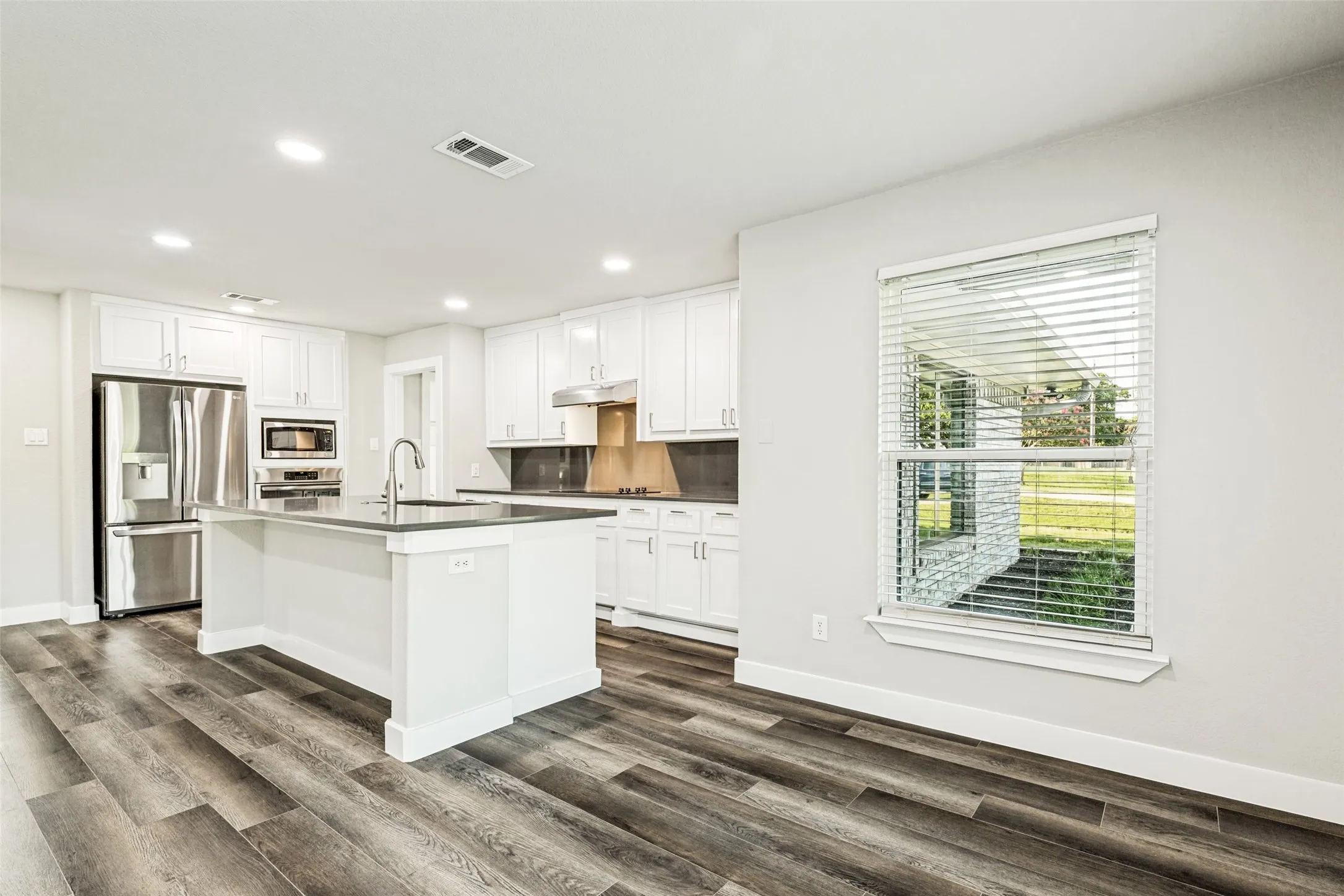 Single Family Residence For Rent in Denton County , 437 peninsula Drive, Lakewood Village, Texas 75068, 3 Bedroom, 2 Bathroom, 2 Garage spaces, 1,908 Sqft, built in 1971, mls#21318718, Real Estate Agent in Lakewood Village, Homes For Rent in Denton county, Homes For Rent in Lakewood Village, Realtor in Lakewood Village Texas, Real Estate Brokerage Independent Realty Texas, Luminita Cordes Realtor