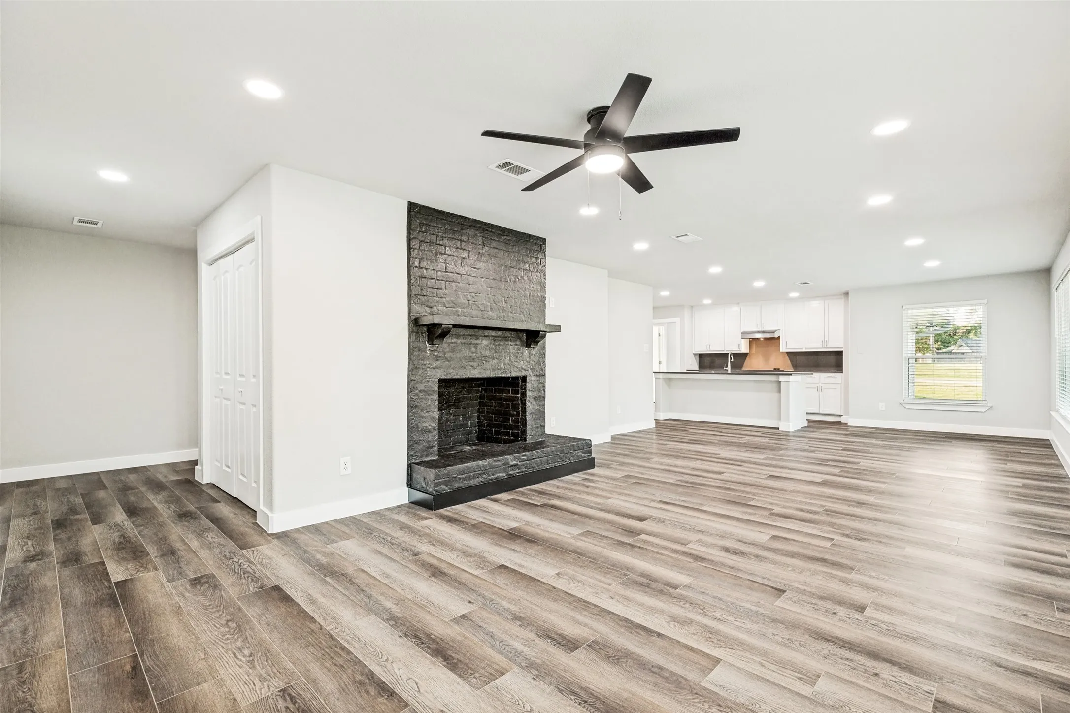 Single Family Residence For Rent in Denton County , 437 peninsula Drive, Lakewood Village, Texas 75068, 3 Bedroom, 2 Bathroom, 2 Garage spaces, 1,908 Sqft, built in 1971, mls#21318718, Real Estate Agent in Lakewood Village, Homes For Rent in Denton county, Homes For Rent in Lakewood Village, Realtor in Lakewood Village Texas, Real Estate Brokerage Independent Realty Texas, Luminita Cordes Realtor