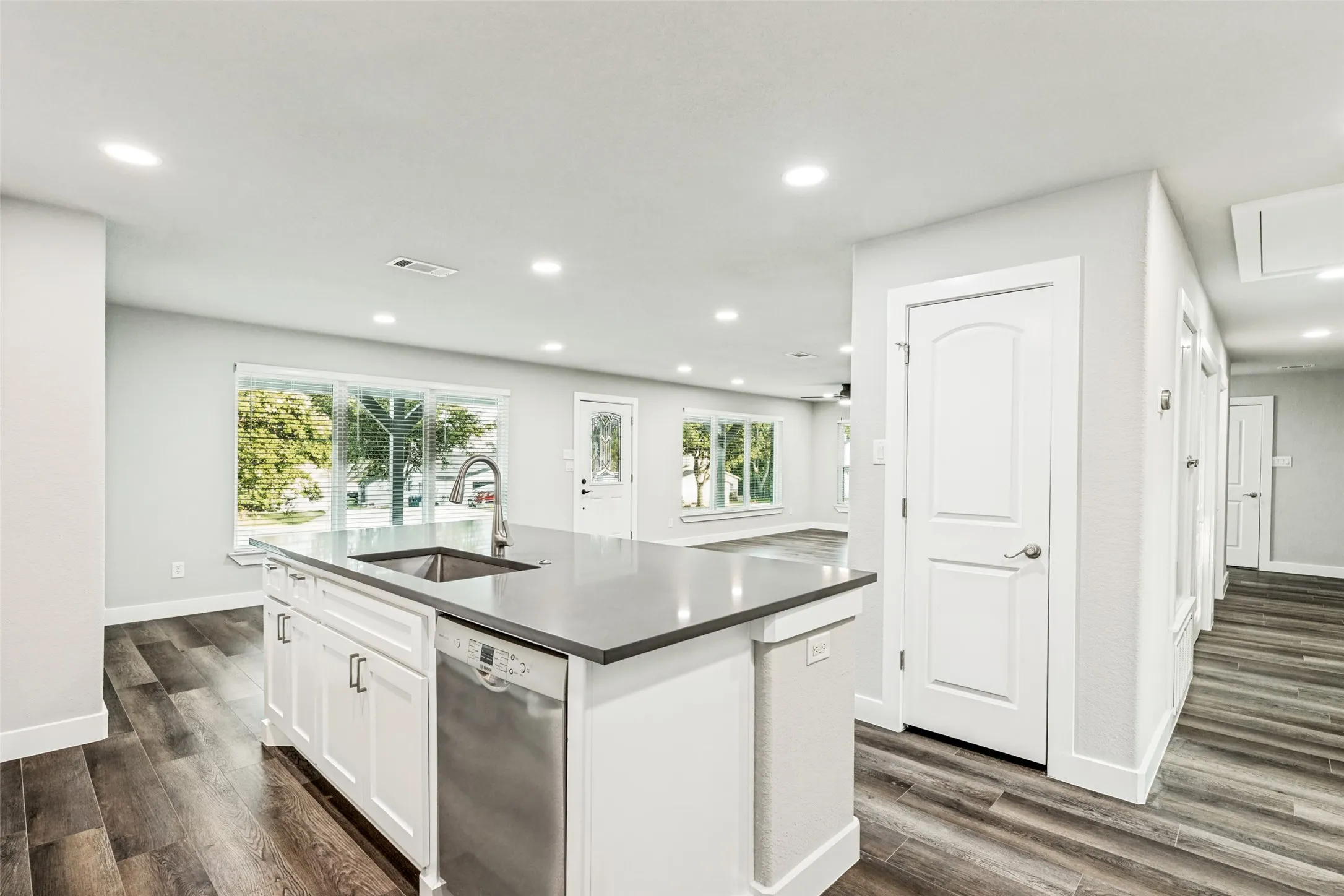 Single Family Residence For Rent in Denton County , 437 peninsula Drive, Lakewood Village, Texas 75068, 3 Bedroom, 2 Bathroom, 2 Garage spaces, 1,908 Sqft, built in 1971, mls#21318718, Real Estate Agent in Lakewood Village, Homes For Rent in Denton county, Homes For Rent in Lakewood Village, Realtor in Lakewood Village Texas, Real Estate Brokerage Independent Realty Texas, Luminita Cordes Realtor