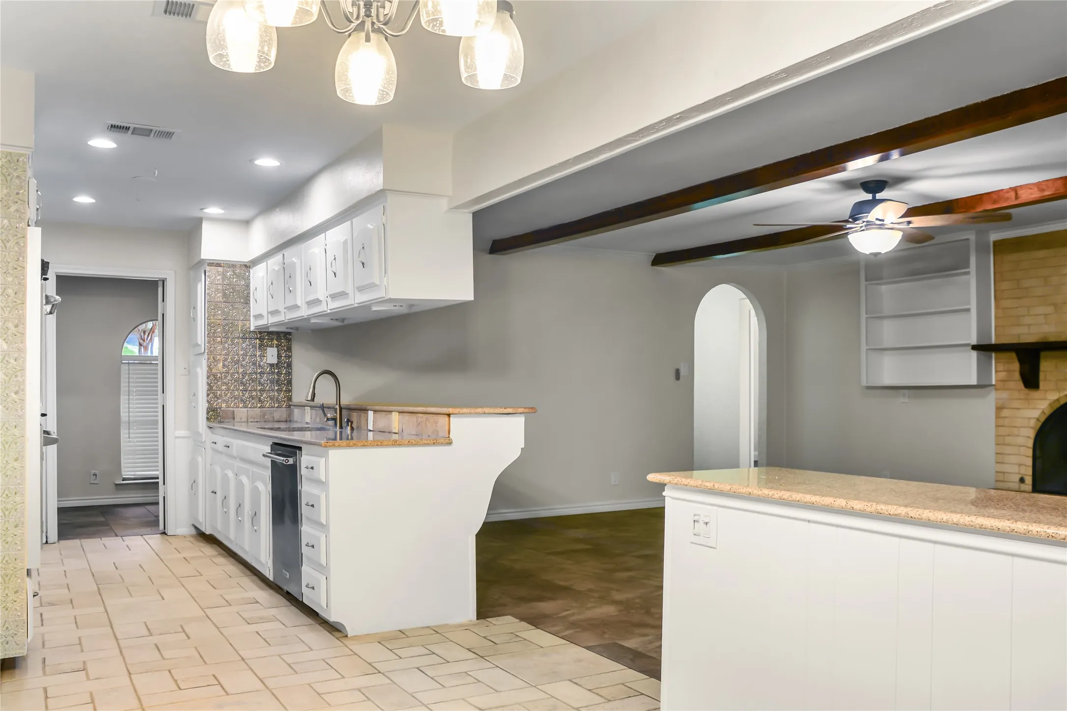 In breakfast room to living & kitchen
