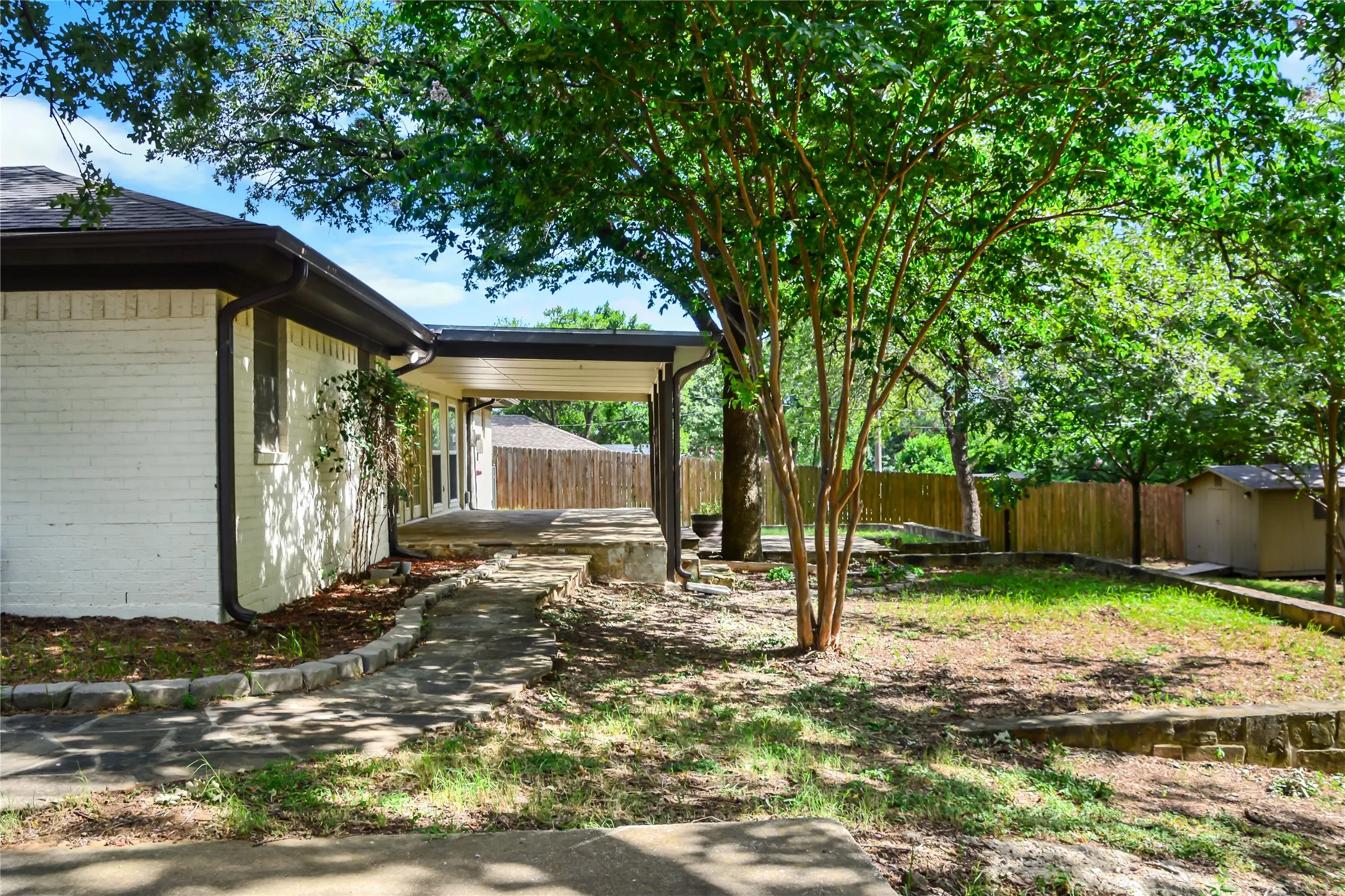 Side from garage to back patio