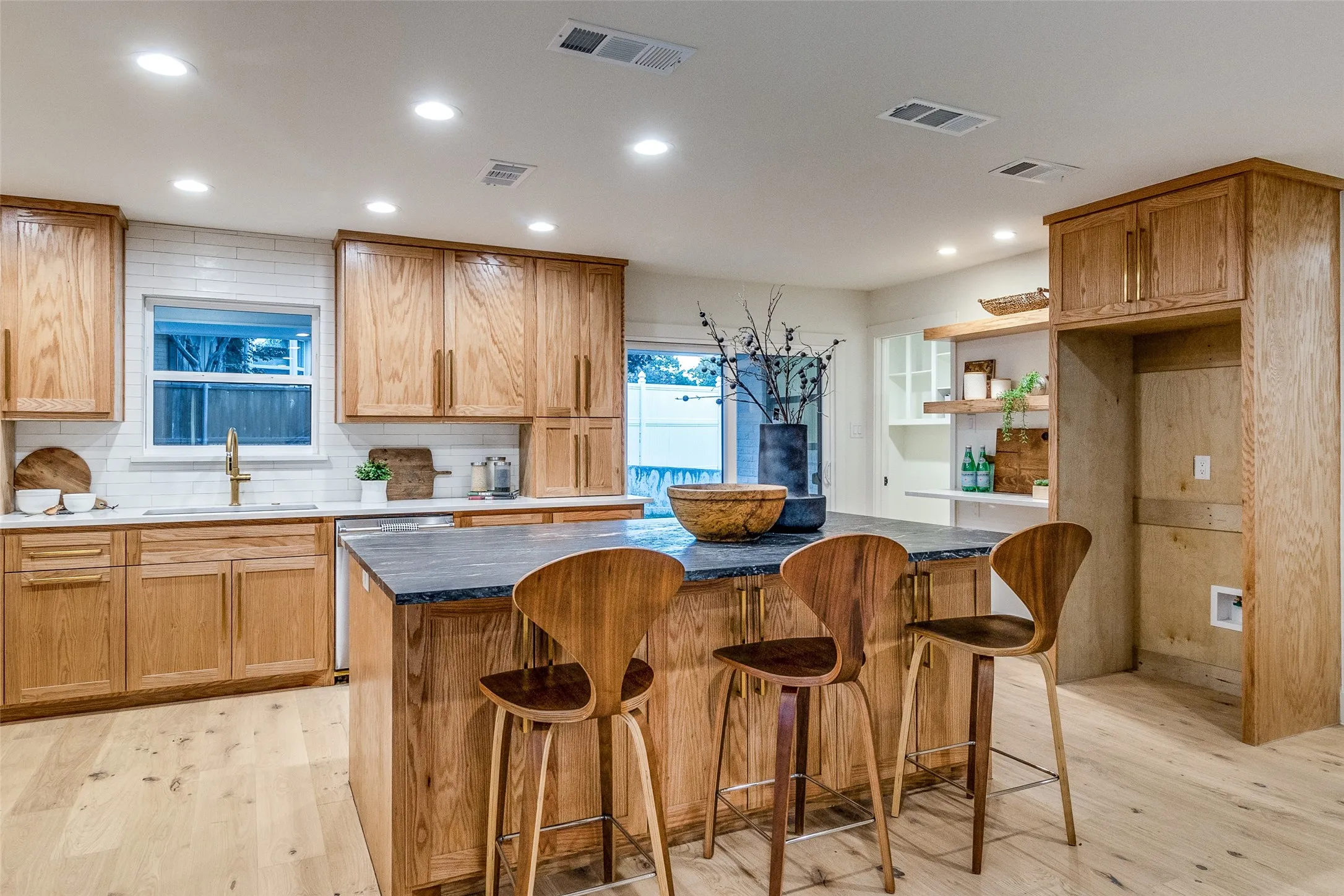 Single Family Residence For Sale in Dallas County , 9563 Windy Knoll Drive, Dallas, Texas 75243, 4 Bedroom, 4 Bathroom, 2 Garage spaces, 3,445 Sqft, built in 1976, mls#21321116, Real Estate Agent in Dallas, Homes For Sale in Dallas county, Homes For Sale in Dallas, Realtor in Dallas Texas, Real Estate Brokerage Independent Realty Texas, Luminita Cordes Realtor