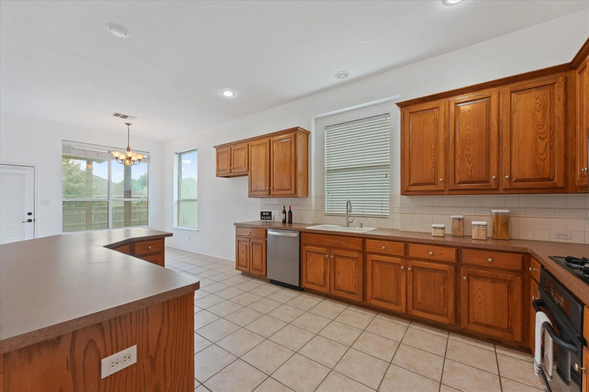 Single Family Residence For Sale in Tarrant County , 2308 Laura Elizabeth Trail, Mansfield, Texas 76063, 3 Bedroom, 2 Bathroom, 2 Garage spaces, 2,484 Sqft, built in 2001, mls#21321258, Real Estate Agent in Mansfield, Homes For Sale in Tarrant county, Homes For Sale in Mansfield, Realtor in Mansfield Texas, Real Estate Brokerage Independent Realty Texas, Luminita Cordes Realtor