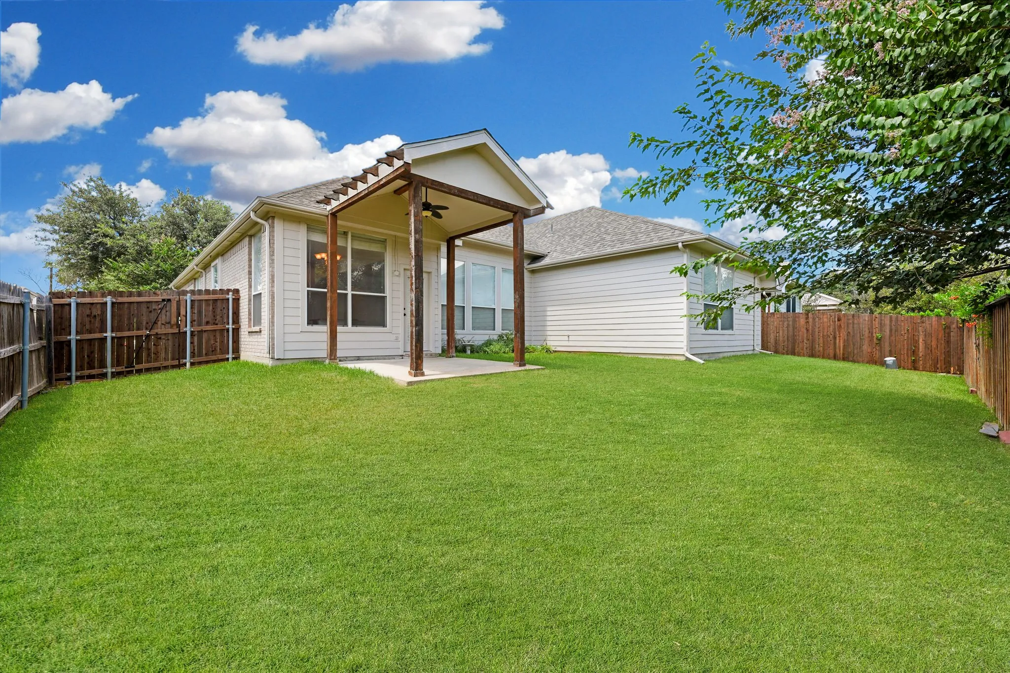 Single Family Residence For Sale in Tarrant County , 2308 Laura Elizabeth Trail, Mansfield, Texas 76063, 3 Bedroom, 2 Bathroom, 2 Garage spaces, 2,484 Sqft, built in 2001, mls#21321258, Real Estate Agent in Mansfield, Homes For Sale in Tarrant county, Homes For Sale in Mansfield, Realtor in Mansfield Texas, Real Estate Brokerage Independent Realty Texas, Luminita Cordes Realtor
