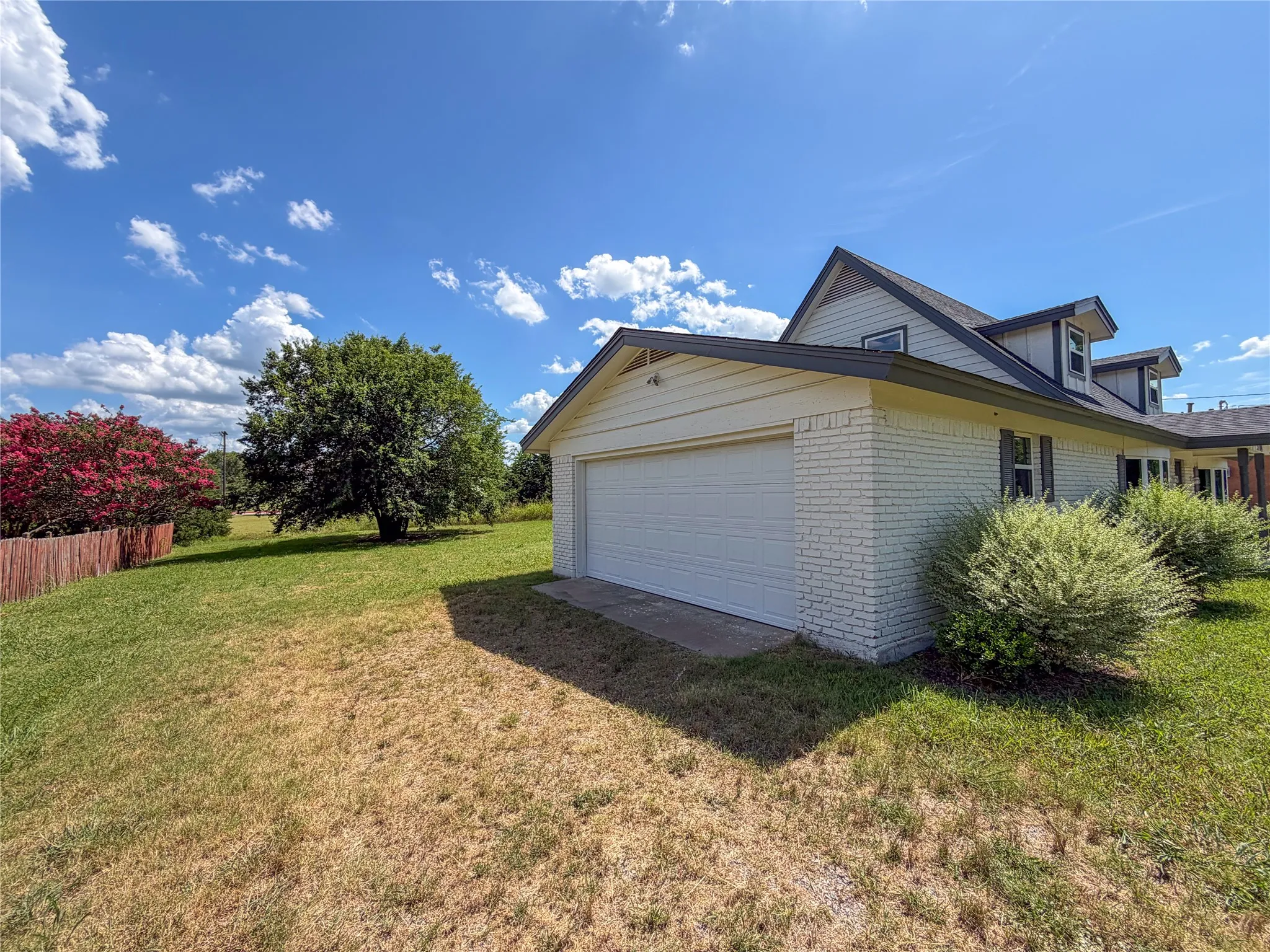 Single Family Residence For Rent in Grayson County , 3704 W Houston Street, Sherman, Texas 75092, 3 Bedroom, 2 Bathroom, 2 Garage spaces, 1,548 Sqft, built in 1964, mls#21321268, Real Estate Agent in Sherman, Homes For Rent in Grayson county, Homes For Rent in Sherman, Realtor in Sherman Texas, Real Estate Brokerage Independent Realty Texas, Luminita Cordes Realtor