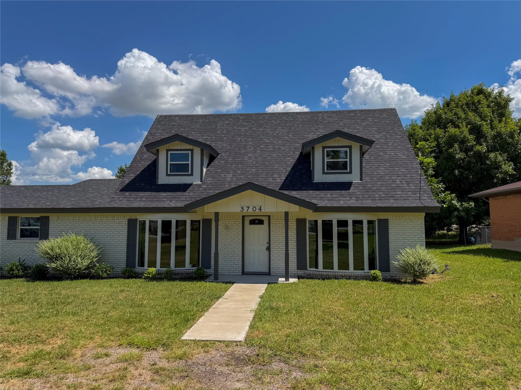 Single Family Residence For Rent in Grayson County , 3704 W Houston Street, Sherman, Texas 75092, 3 Bedroom, 2 Bathroom, 2 Garage spaces, 1,548 Sqft, built in 1964, mls#21321268, Real Estate Agent in Sherman, Homes For Rent in Grayson county, Homes For Rent in Sherman, Realtor in Sherman Texas, Real Estate Brokerage Independent Realty Texas, Luminita Cordes Realtor