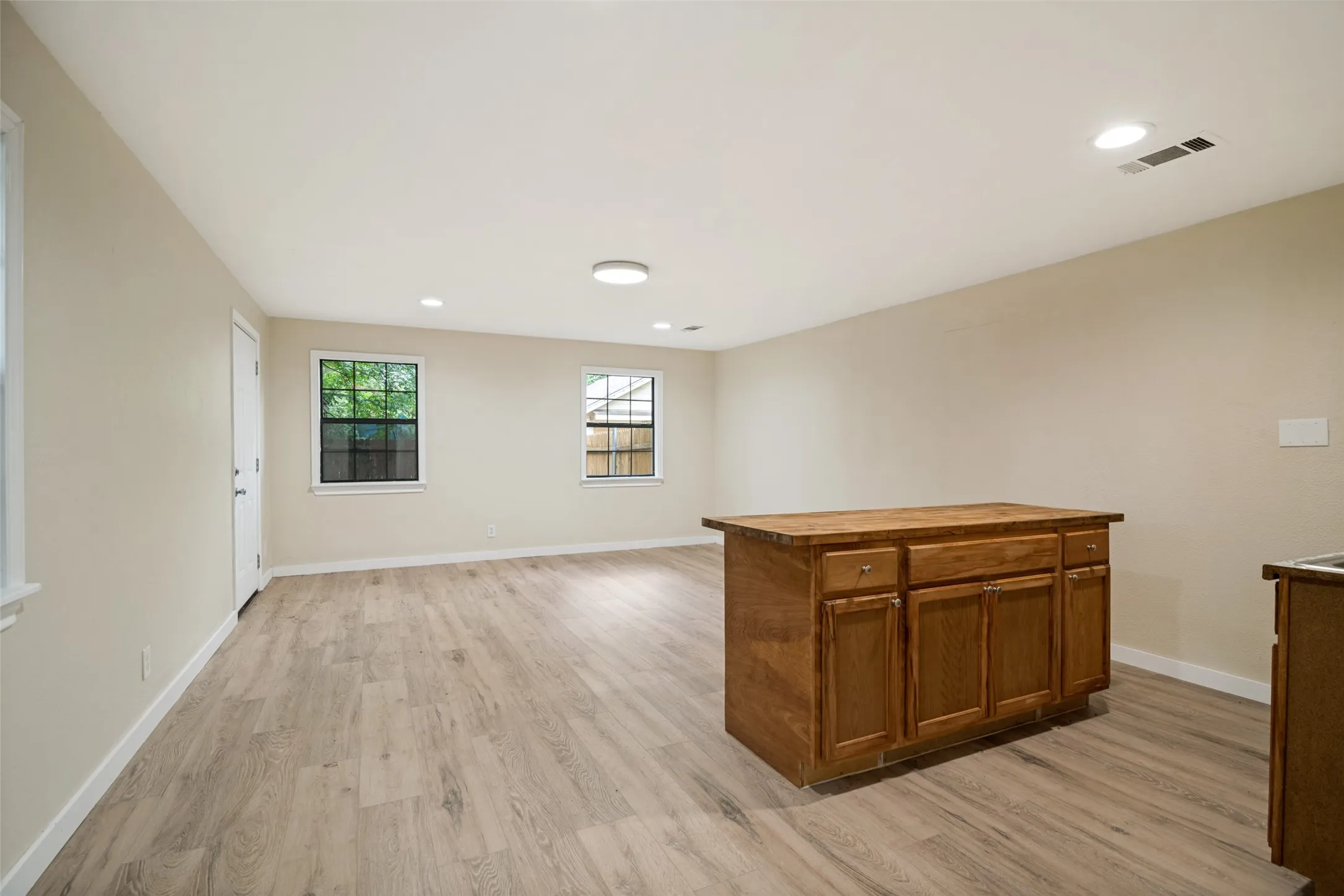 Single Family Residence For Sale in Hunt County , 1415 Tulane Street, Greenville, Texas 75401, 4 Bedroom, 3 Bathroom, 2 Garage spaces, 2,222 Sqft, built in 1975, mls#21317770, Real Estate Agent in Greenville, Homes For Sale in Hunt county, Homes For Sale in Greenville, Realtor in Greenville Texas, Real Estate Brokerage Independent Realty Texas, Luminita Cordes Realtor