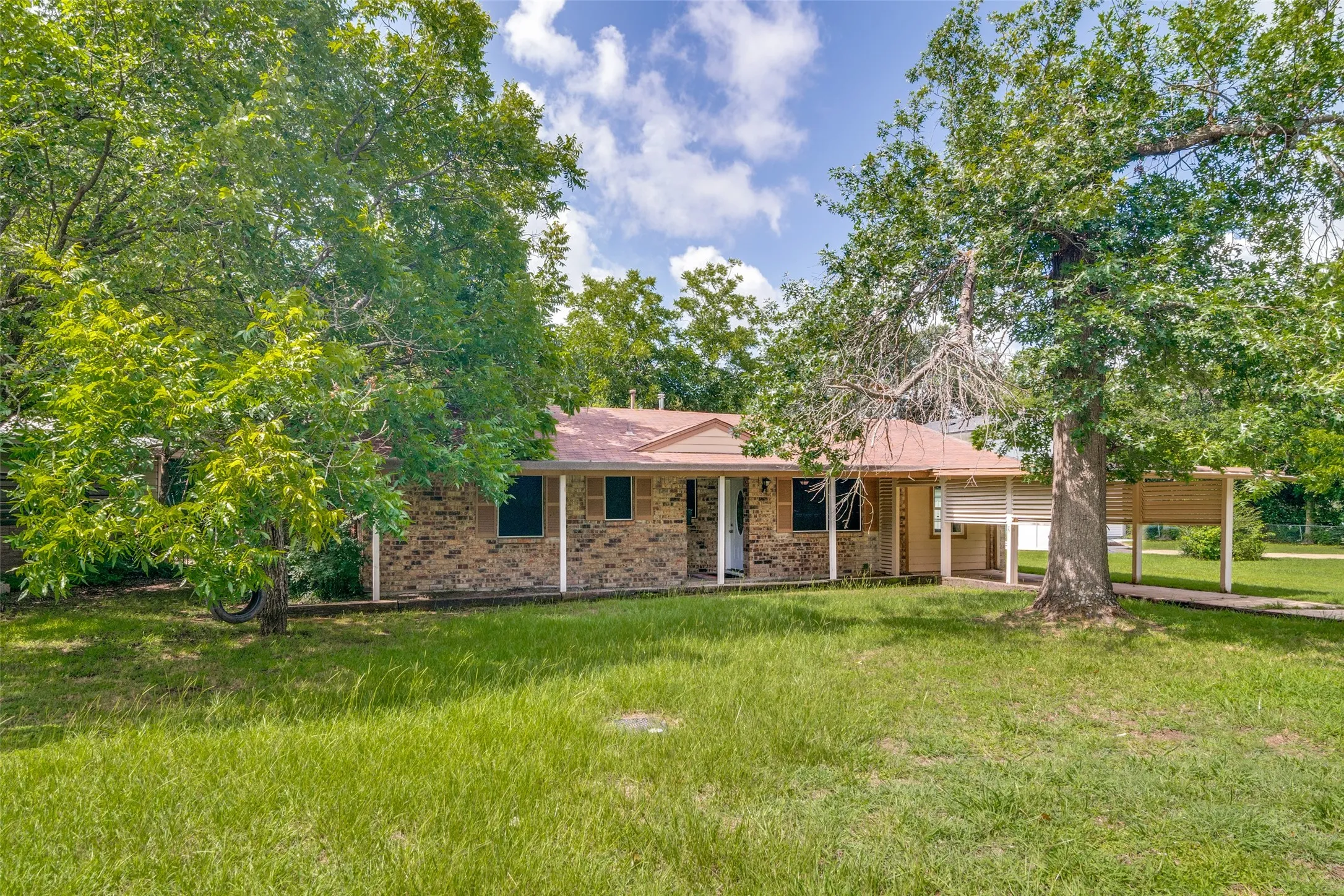 Single Family Residence For Sale in Hunt County , 1415 Tulane Street, Greenville, Texas 75401, 4 Bedroom, 3 Bathroom, 2 Garage spaces, 2,222 Sqft, built in 1975, mls#21317770, Real Estate Agent in Greenville, Homes For Sale in Hunt county, Homes For Sale in Greenville, Realtor in Greenville Texas, Real Estate Brokerage Independent Realty Texas, Luminita Cordes Realtor