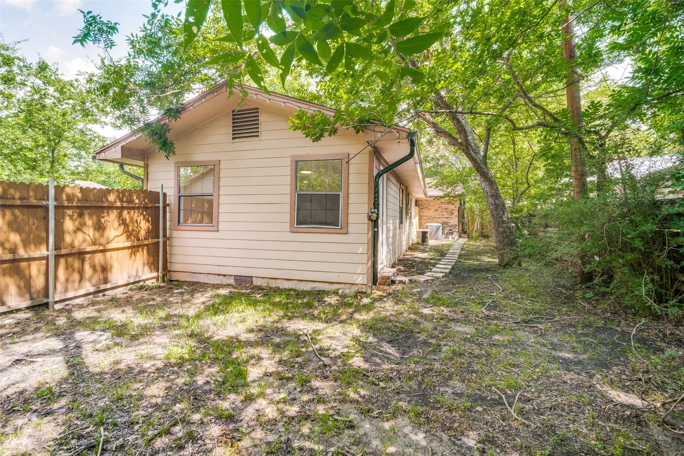 Single Family Residence For Sale in Hunt County , 1415 Tulane Street, Greenville, Texas 75401, 4 Bedroom, 3 Bathroom, 2 Garage spaces, 2,222 Sqft, built in 1975, mls#21317770, Real Estate Agent in Greenville, Homes For Sale in Hunt county, Homes For Sale in Greenville, Realtor in Greenville Texas, Real Estate Brokerage Independent Realty Texas, Luminita Cordes Realtor