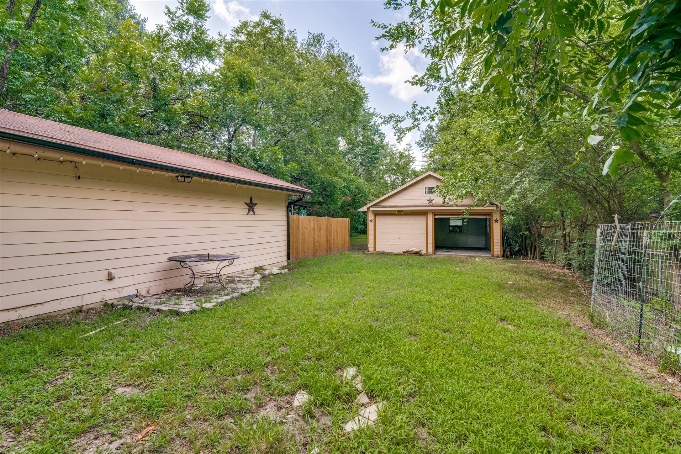 Single Family Residence For Sale in Hunt County , 1415 Tulane Street, Greenville, Texas 75401, 4 Bedroom, 3 Bathroom, 2 Garage spaces, 2,222 Sqft, built in 1975, mls#21317770, Real Estate Agent in Greenville, Homes For Sale in Hunt county, Homes For Sale in Greenville, Realtor in Greenville Texas, Real Estate Brokerage Independent Realty Texas, Luminita Cordes Realtor
