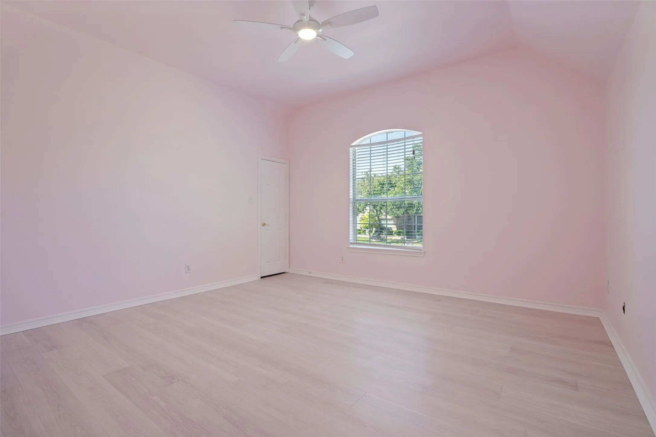 Single Family Residence For Sale in Dallas County , 10106 Birdie Court, Rowlett, Texas 75089, 6 Bedroom, 4 Bathroom, 2 Garage spaces, 4,786 Sqft, built in 2006, mls#21321137, Real Estate Agent in Rowlett, Homes For Sale in Dallas county, Homes For Sale in Rowlett, Realtor in Rowlett Texas, Real Estate Brokerage Independent Realty Texas, Luminita Cordes Realtor