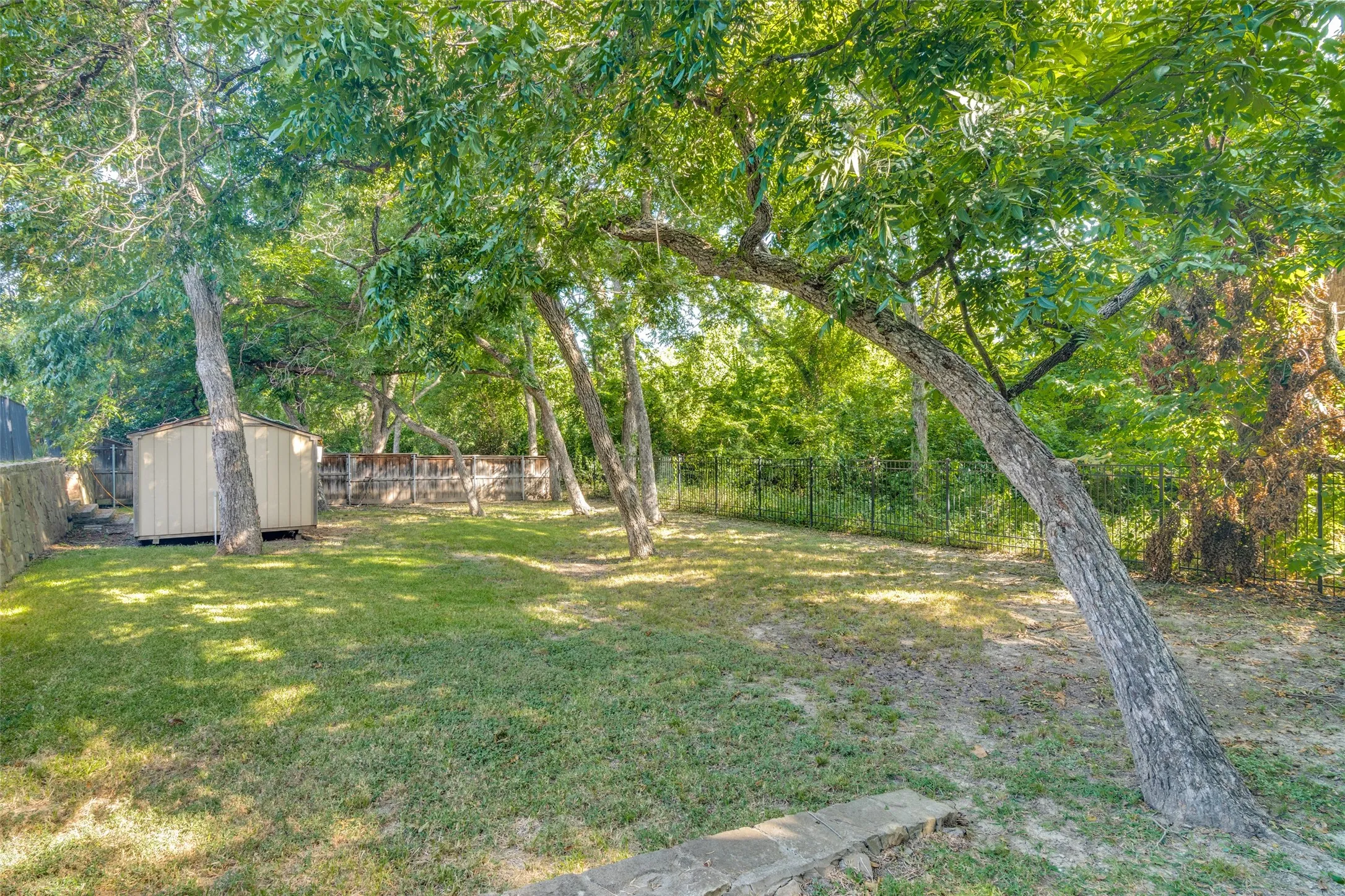 Single Family Residence For Sale in Dallas County , 10106 Birdie Court, Rowlett, Texas 75089, 6 Bedroom, 4 Bathroom, 2 Garage spaces, 4,786 Sqft, built in 2006, mls#21321137, Real Estate Agent in Rowlett, Homes For Sale in Dallas county, Homes For Sale in Rowlett, Realtor in Rowlett Texas, Real Estate Brokerage Independent Realty Texas, Luminita Cordes Realtor