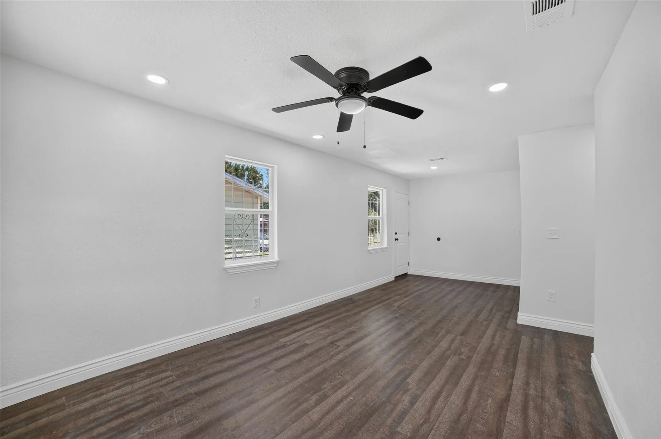 Single Family Residence For Sale in Tarrant County , 5137 E Berry Street, Fort Worth, Texas 76119, 3 Bedroom, 1 Bathroom, Garage spaces, 851 Sqft, built in 1958, mls#21321295, Real Estate Agent in Fort Worth, Homes For Sale in Tarrant county, Homes For Sale in Fort Worth, Realtor in Fort Worth Texas, Real Estate Brokerage Independent Realty Texas, Luminita Cordes Realtor