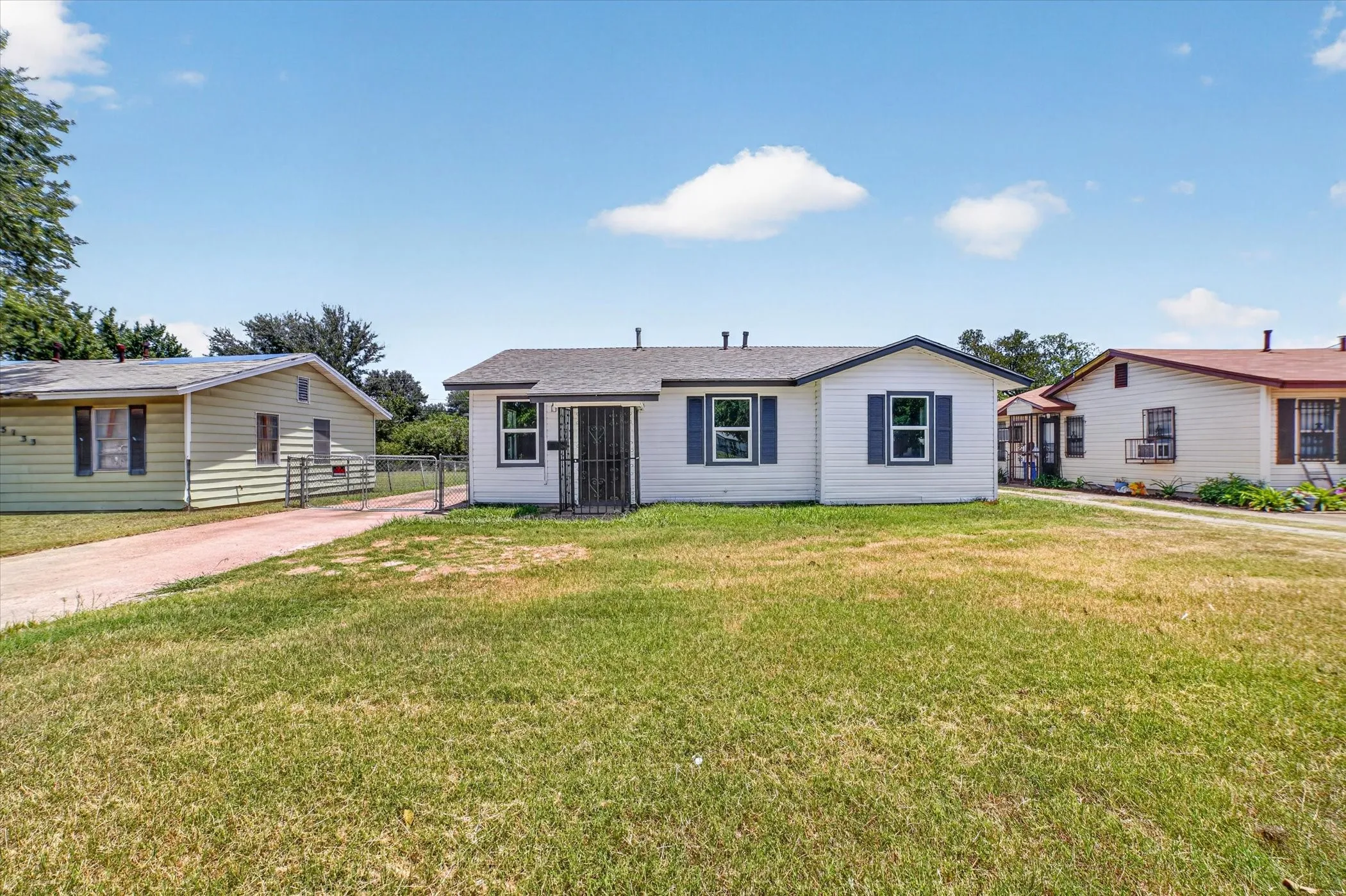 Single Family Residence For Sale in Tarrant County , 5137 E Berry Street, Fort Worth, Texas 76119, 3 Bedroom, 1 Bathroom, Garage spaces, 851 Sqft, built in 1958, mls#21321295, Real Estate Agent in Fort Worth, Homes For Sale in Tarrant county, Homes For Sale in Fort Worth, Realtor in Fort Worth Texas, Real Estate Brokerage Independent Realty Texas, Luminita Cordes Realtor