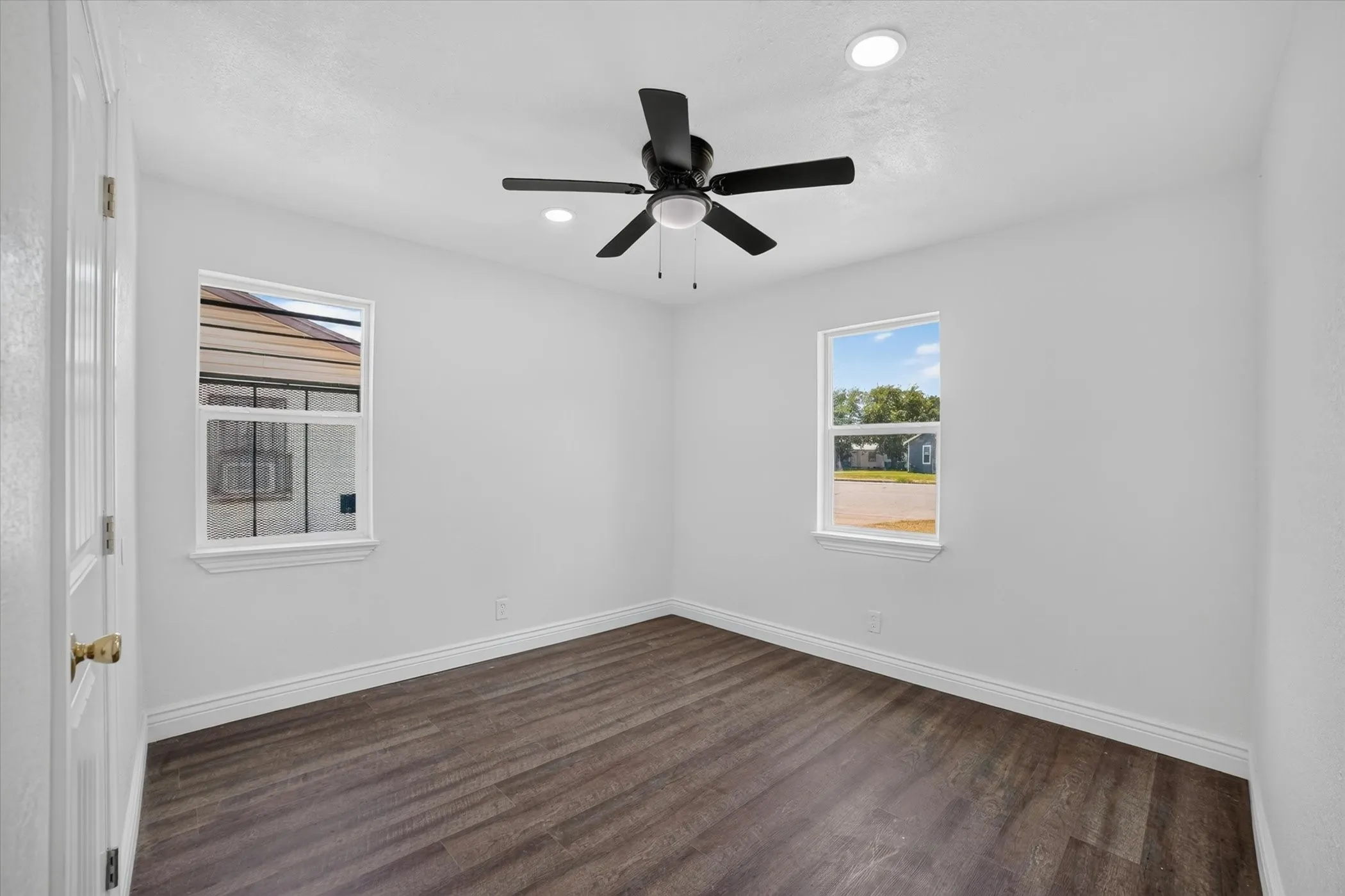 Single Family Residence For Sale in Tarrant County , 5137 E Berry Street, Fort Worth, Texas 76119, 3 Bedroom, 1 Bathroom, Garage spaces, 851 Sqft, built in 1958, mls#21321295, Real Estate Agent in Fort Worth, Homes For Sale in Tarrant county, Homes For Sale in Fort Worth, Realtor in Fort Worth Texas, Real Estate Brokerage Independent Realty Texas, Luminita Cordes Realtor
