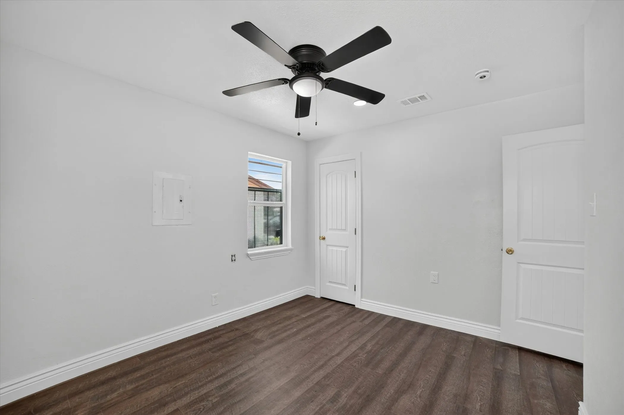 Single Family Residence For Sale in Tarrant County , 5137 E Berry Street, Fort Worth, Texas 76119, 3 Bedroom, 1 Bathroom, Garage spaces, 851 Sqft, built in 1958, mls#21321295, Real Estate Agent in Fort Worth, Homes For Sale in Tarrant county, Homes For Sale in Fort Worth, Realtor in Fort Worth Texas, Real Estate Brokerage Independent Realty Texas, Luminita Cordes Realtor