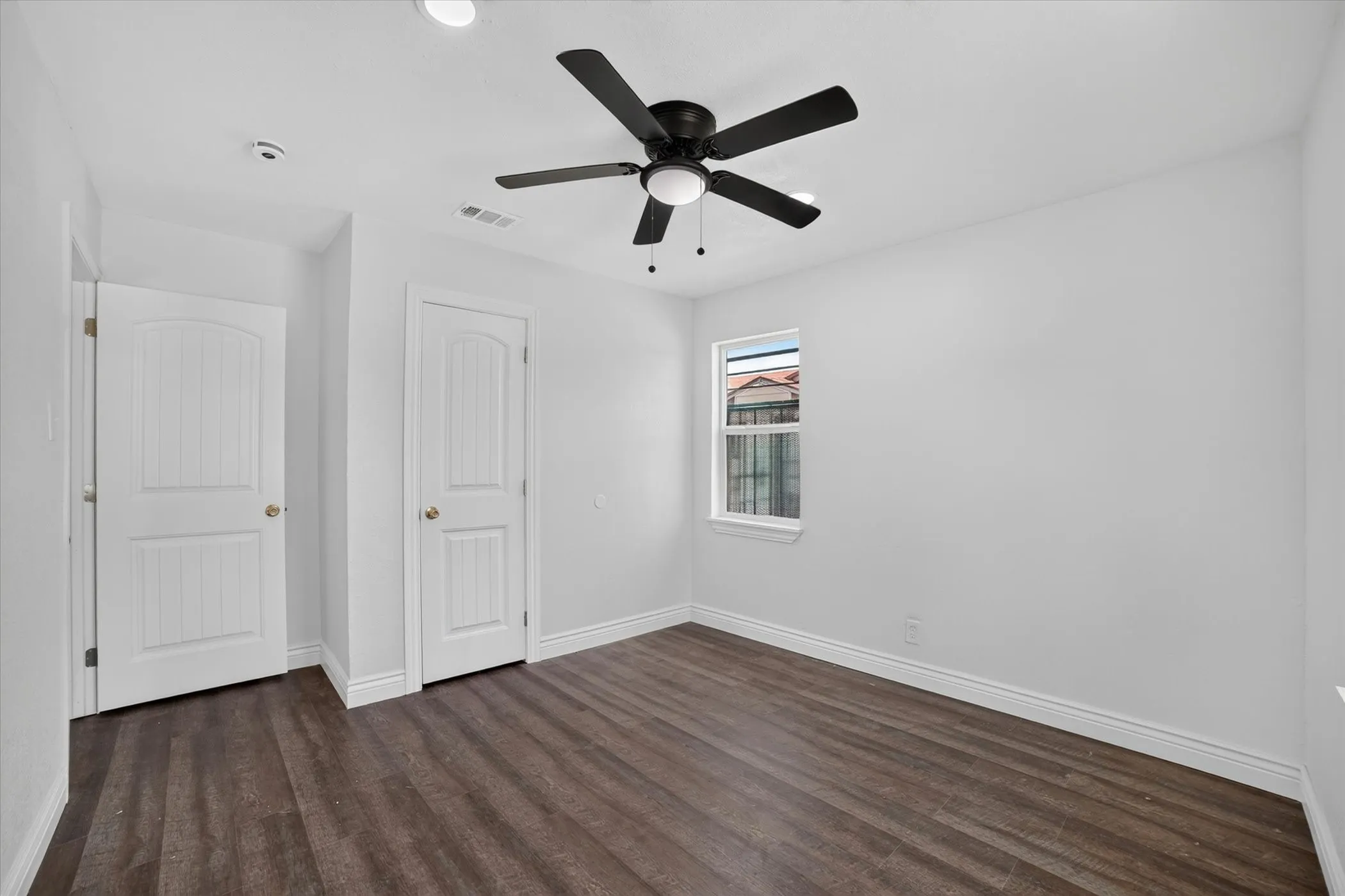 Single Family Residence For Sale in Tarrant County , 5137 E Berry Street, Fort Worth, Texas 76119, 3 Bedroom, 1 Bathroom, Garage spaces, 851 Sqft, built in 1958, mls#21321295, Real Estate Agent in Fort Worth, Homes For Sale in Tarrant county, Homes For Sale in Fort Worth, Realtor in Fort Worth Texas, Real Estate Brokerage Independent Realty Texas, Luminita Cordes Realtor
